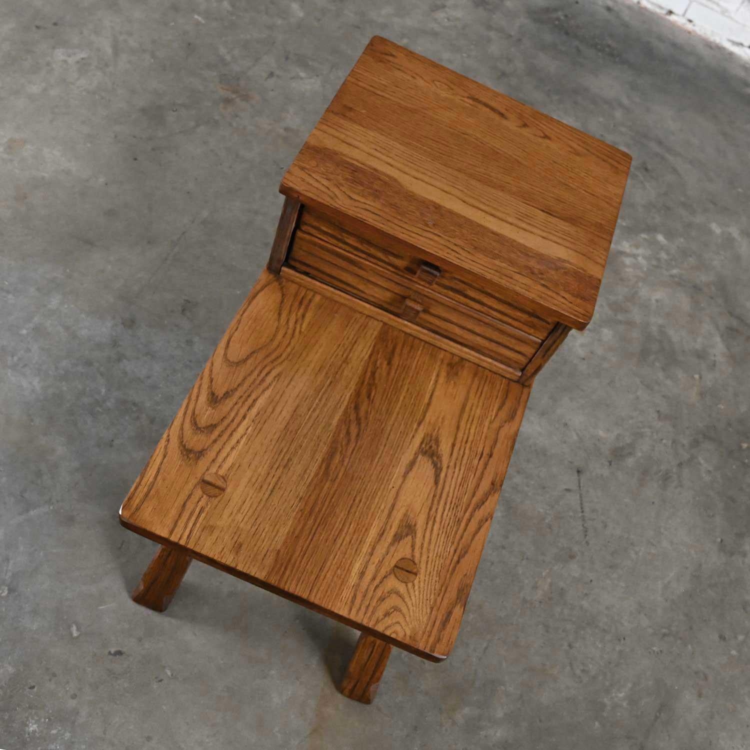 Table d'extrémité rustique en chêne de ranch avec 2 tiroirs et finition brun gland par A. Brandt en vente 5