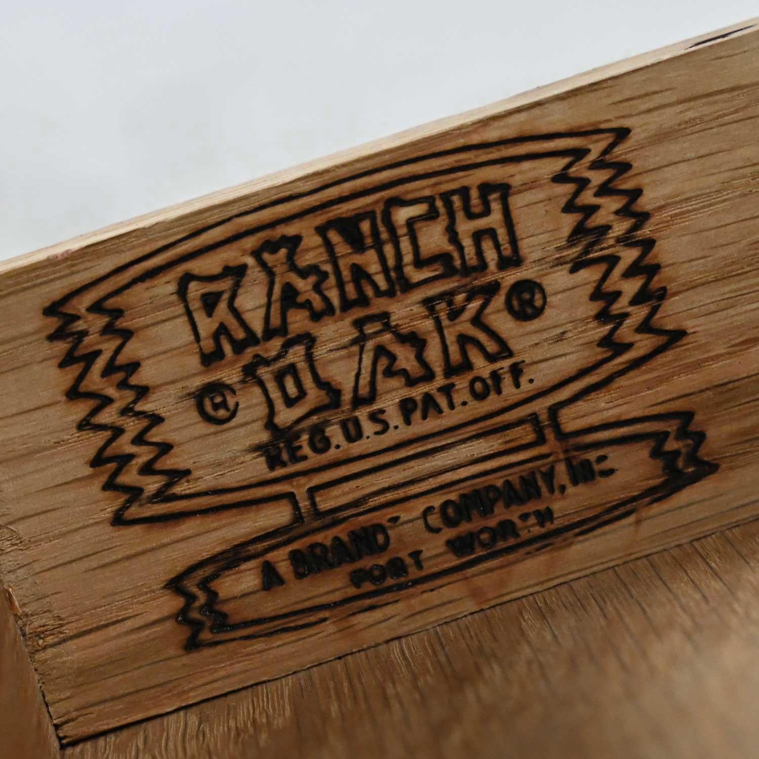 Table d'extrémité rustique en chêne de ranch avec 2 tiroirs et finition brun gland par A. Brandt en vente 7
