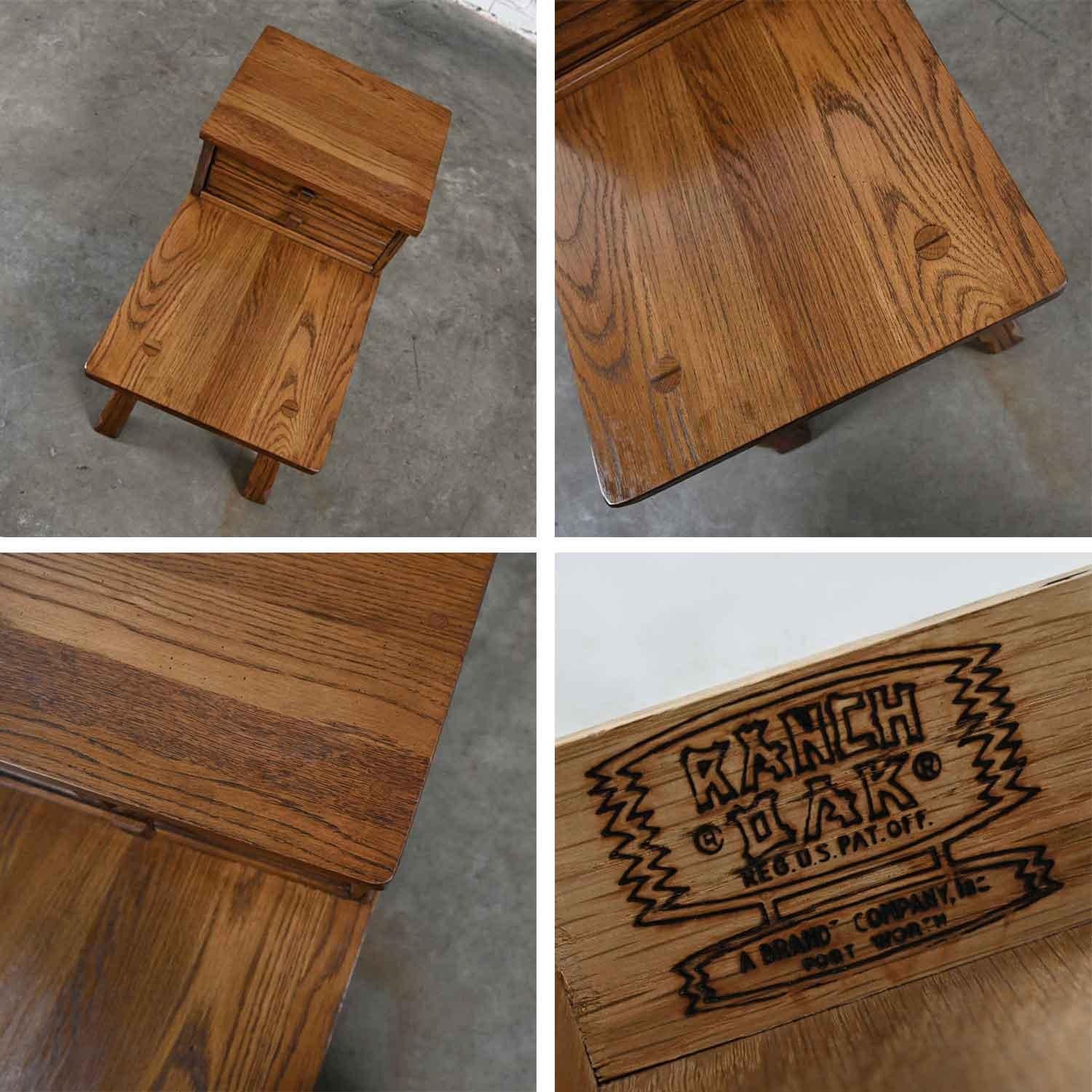Table d'extrémité rustique en chêne de ranch avec 2 tiroirs et finition brun gland par A. Brandt en vente 8