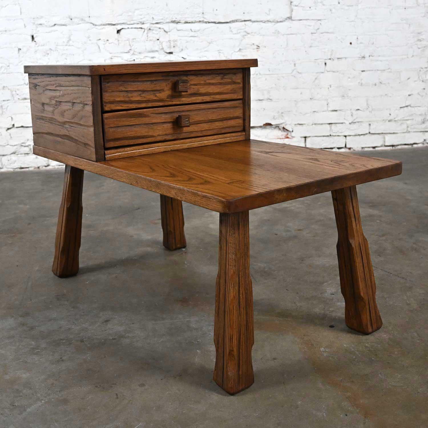 Table d'extrémité rustique en chêne de ranch avec 2 tiroirs et finition brun gland par A. Brandt en vente 10