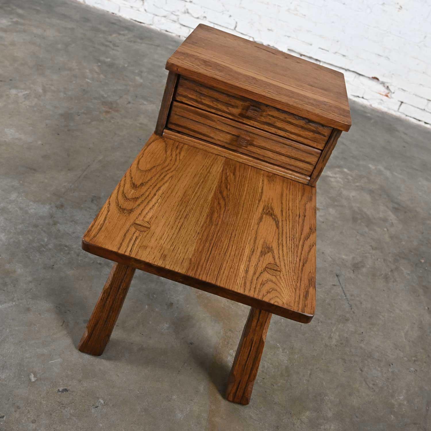 Table d'extrémité rustique en chêne de ranch avec 2 tiroirs et finition brun gland par A. Brandt en vente 11