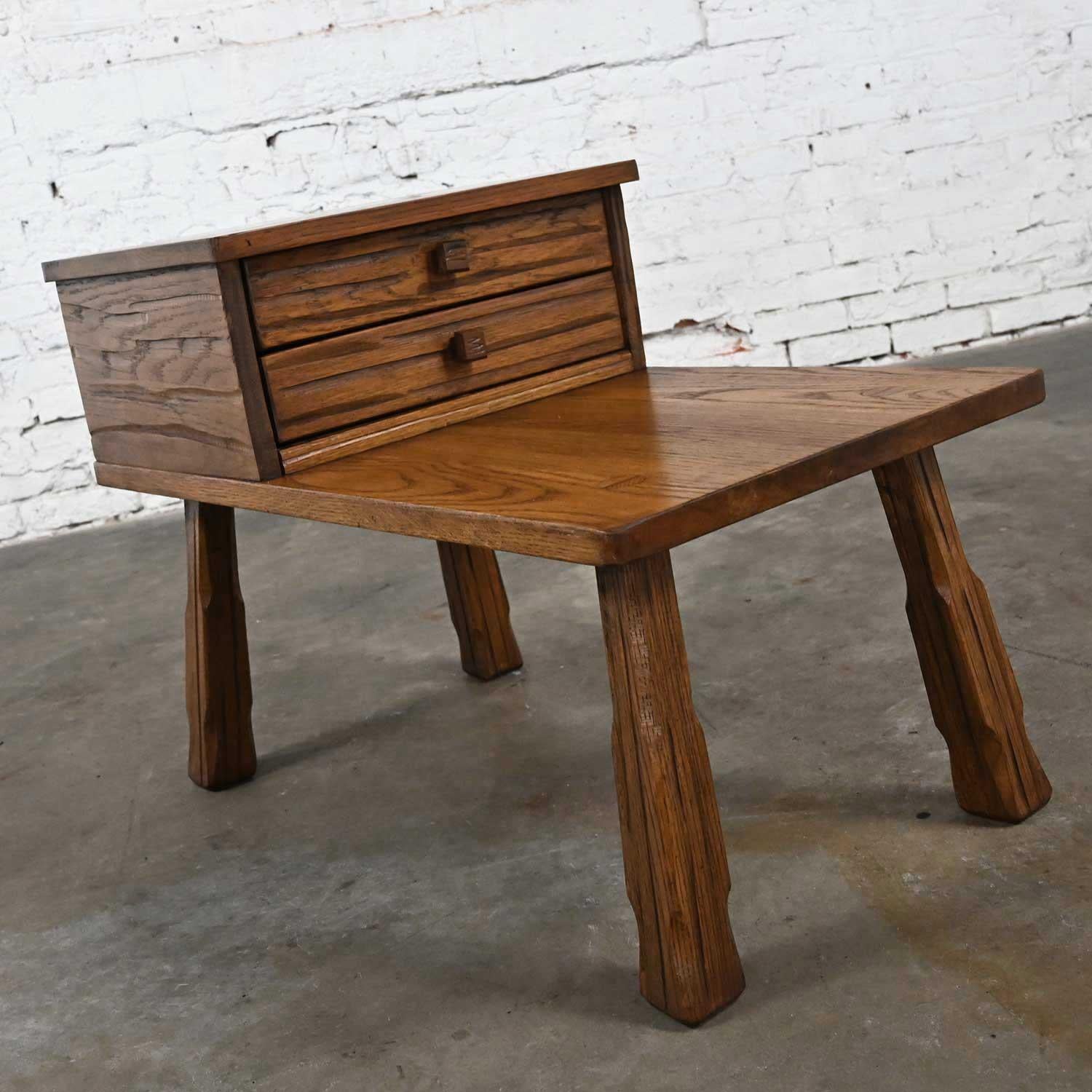 Rustique Table d'extrémité rustique en chêne de ranch avec 2 tiroirs et finition brun gland par A. Brandt en vente