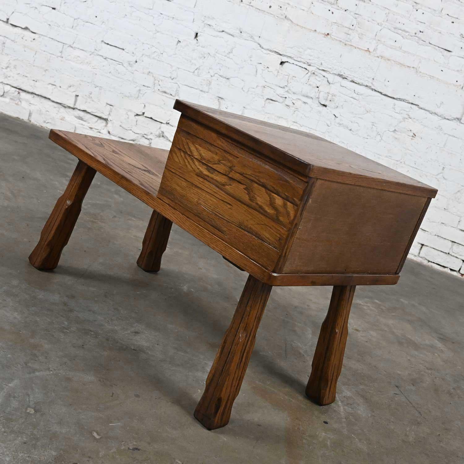 Table d'extrémité rustique en chêne de ranch avec 2 tiroirs et finition brun gland par A. Brandt Bon état - En vente à Topeka, KS