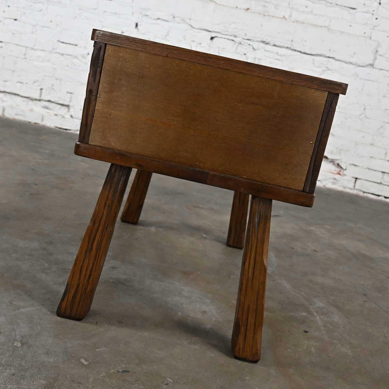 20ième siècle Table d'extrémité rustique en chêne de ranch avec 2 tiroirs et finition brun gland par A. Brandt en vente
