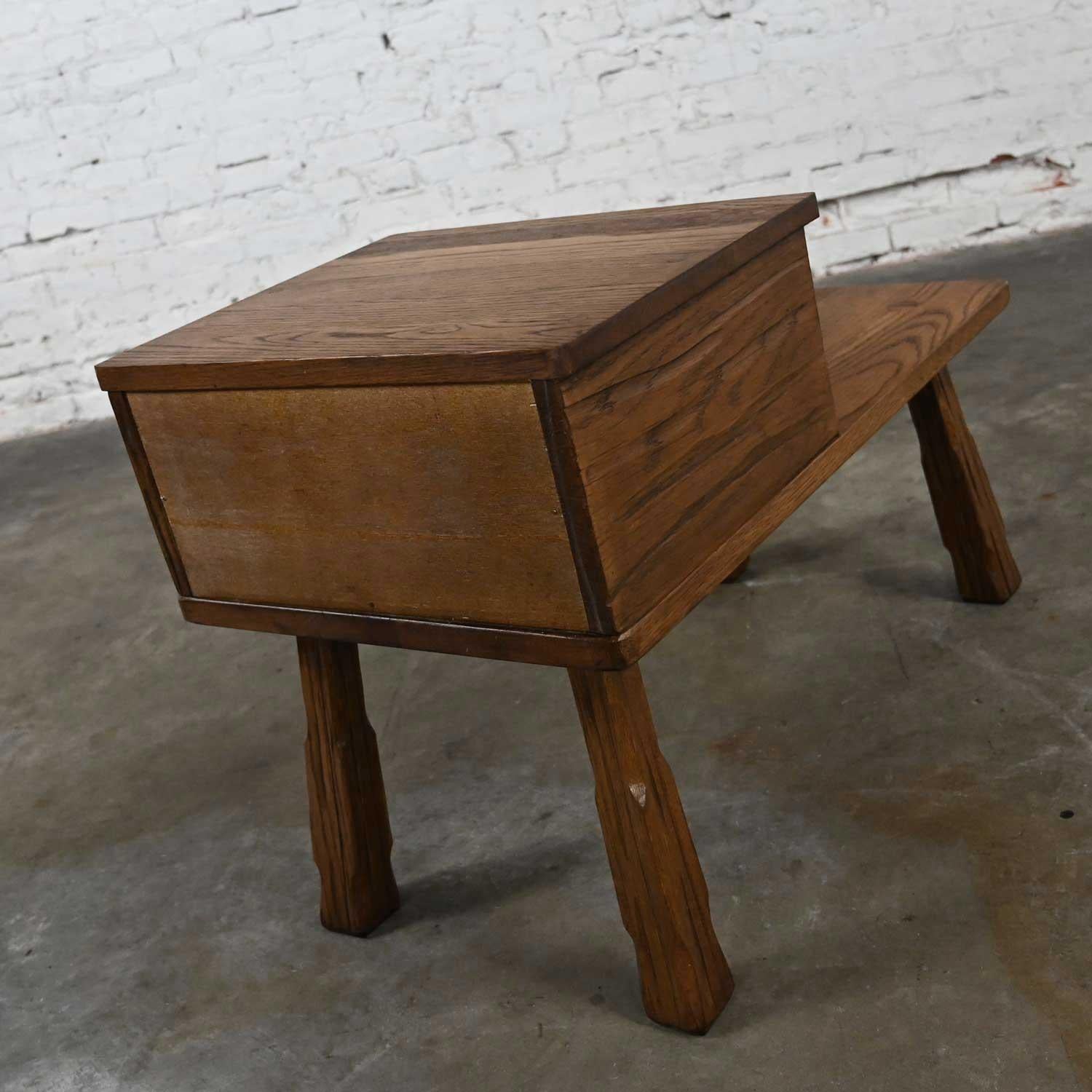 Chêne Table d'extrémité rustique en chêne de ranch avec 2 tiroirs et finition brun gland par A. Brandt en vente