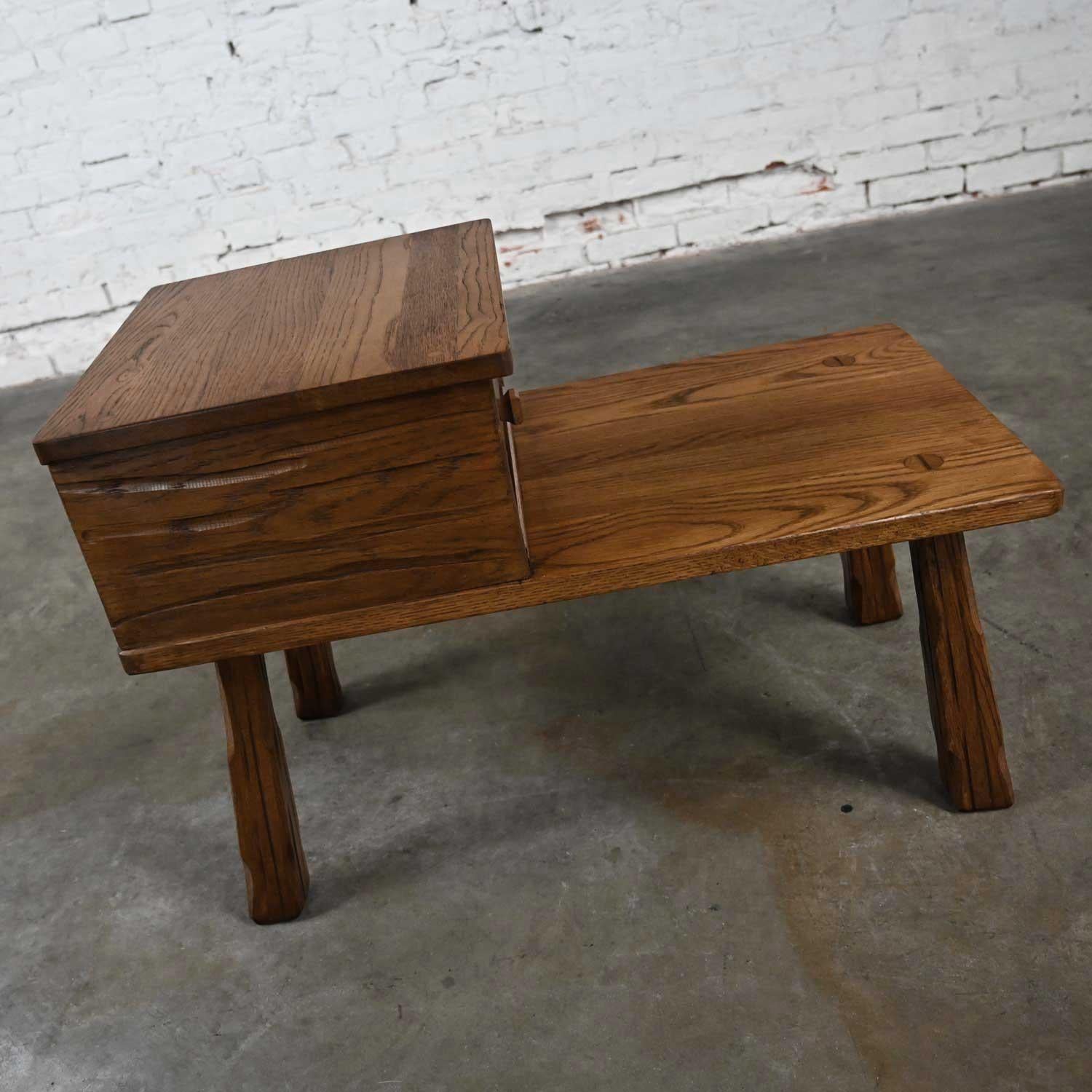 Table d'extrémité rustique en chêne de ranch avec 2 tiroirs et finition brun gland par A. Brandt en vente 1