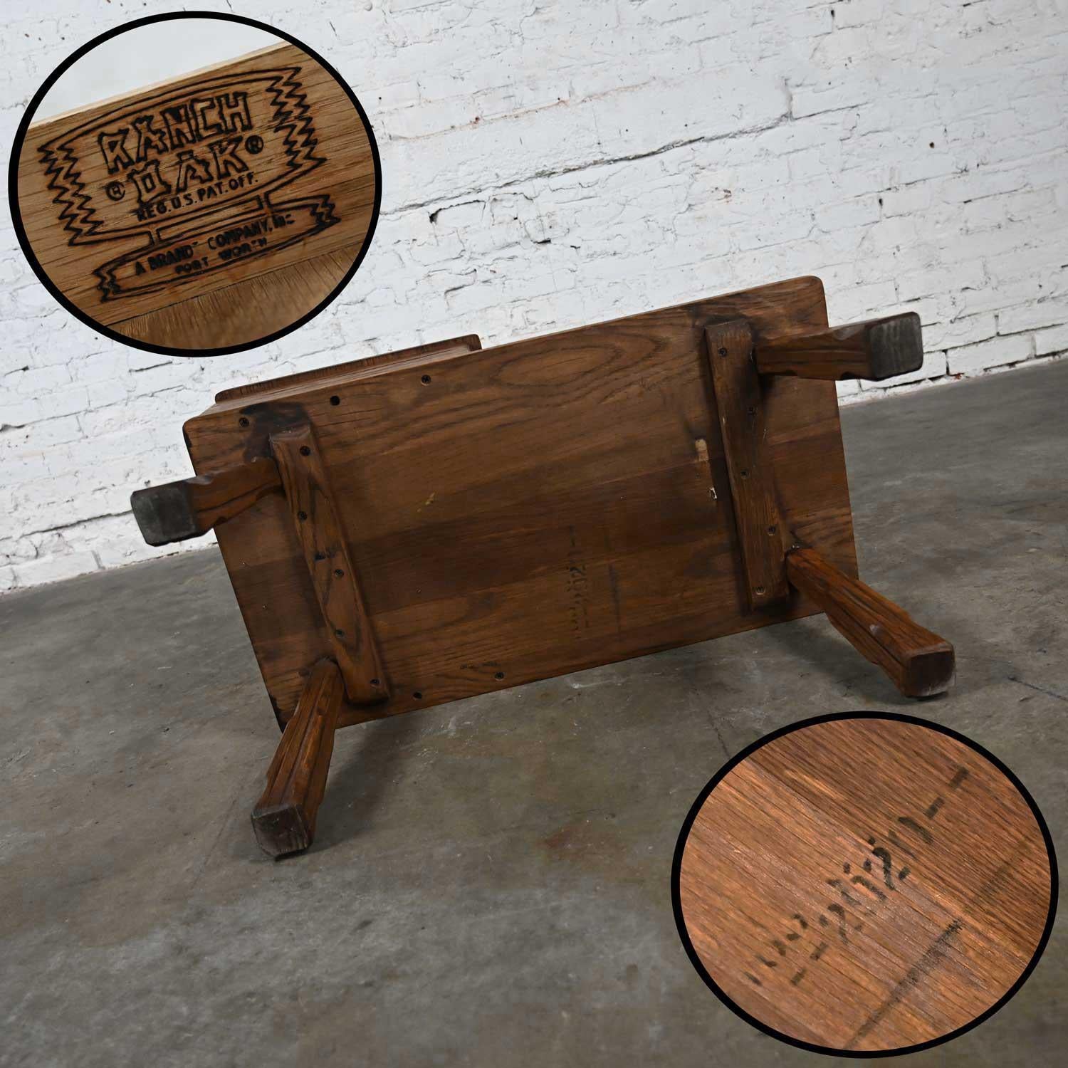 Table d'extrémité rustique en chêne de ranch avec 2 tiroirs et finition brun gland par A. Brandt en vente 2