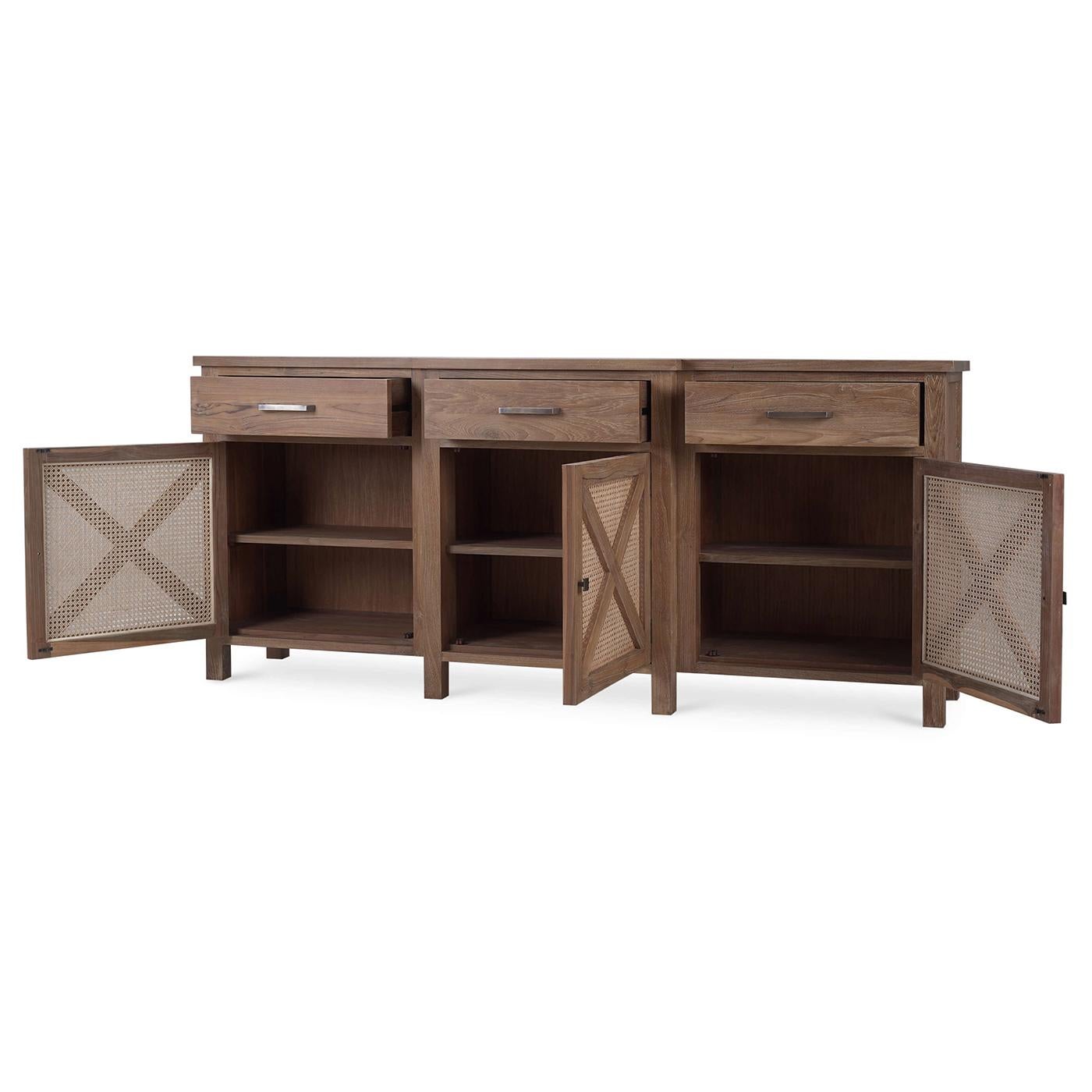 Dieses atemberaubende Möbelstück ist aus Teakholz mit Strohwaschung gefertigt und verfügt über charmante Türpaneele aus natürlichem Rattan, die jedem Raum einen Hauch von rustikaler Eleganz verleihen.

Dieses Sideboard aus umweltfreundlichem,