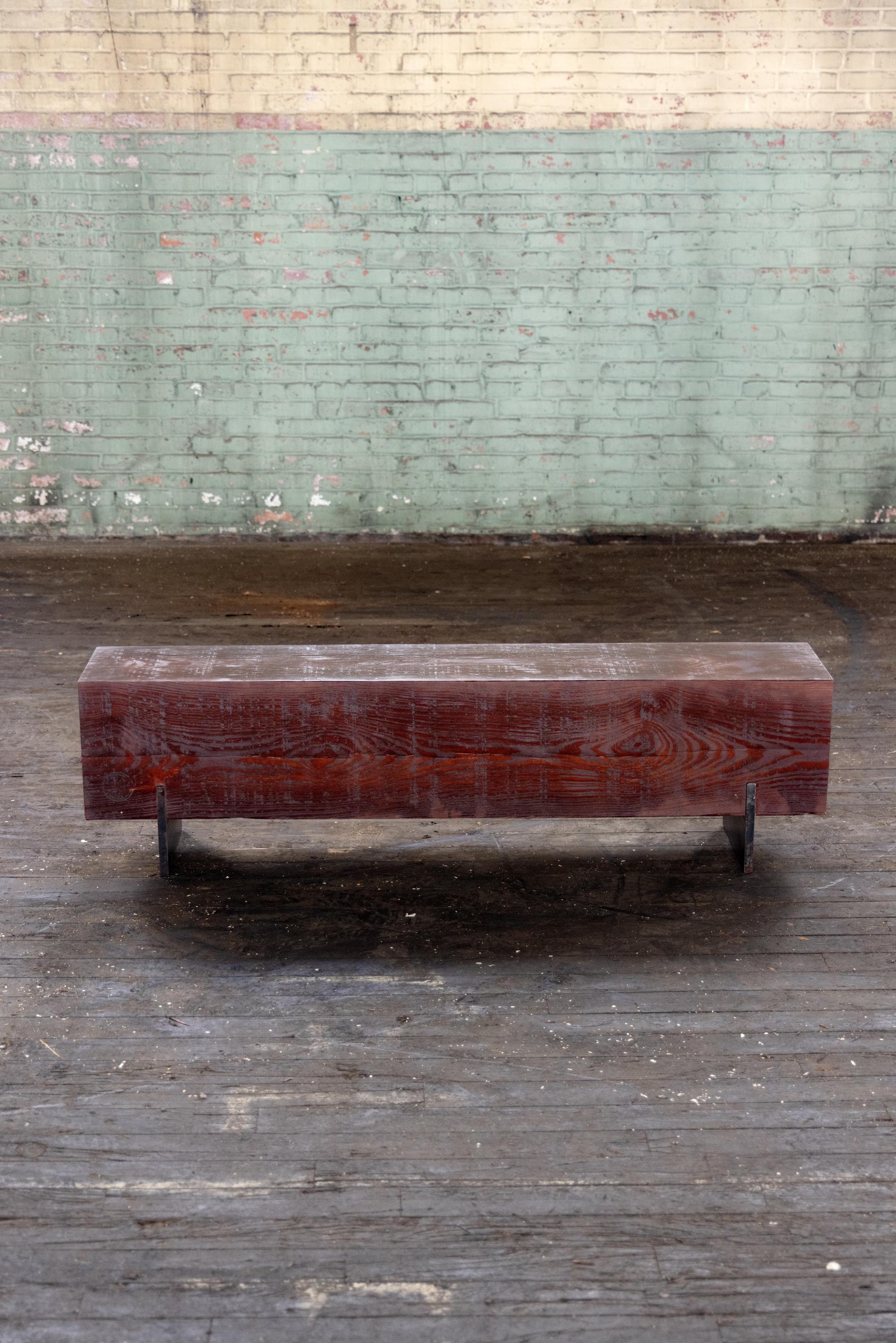 Notre banc à poutres utilise des rondins de pin récupérés pour un banc rustique. Étroites et sans dossier, les lignes simples expriment la texture naturelle du grain final de chaque espèce. La poutre de 12