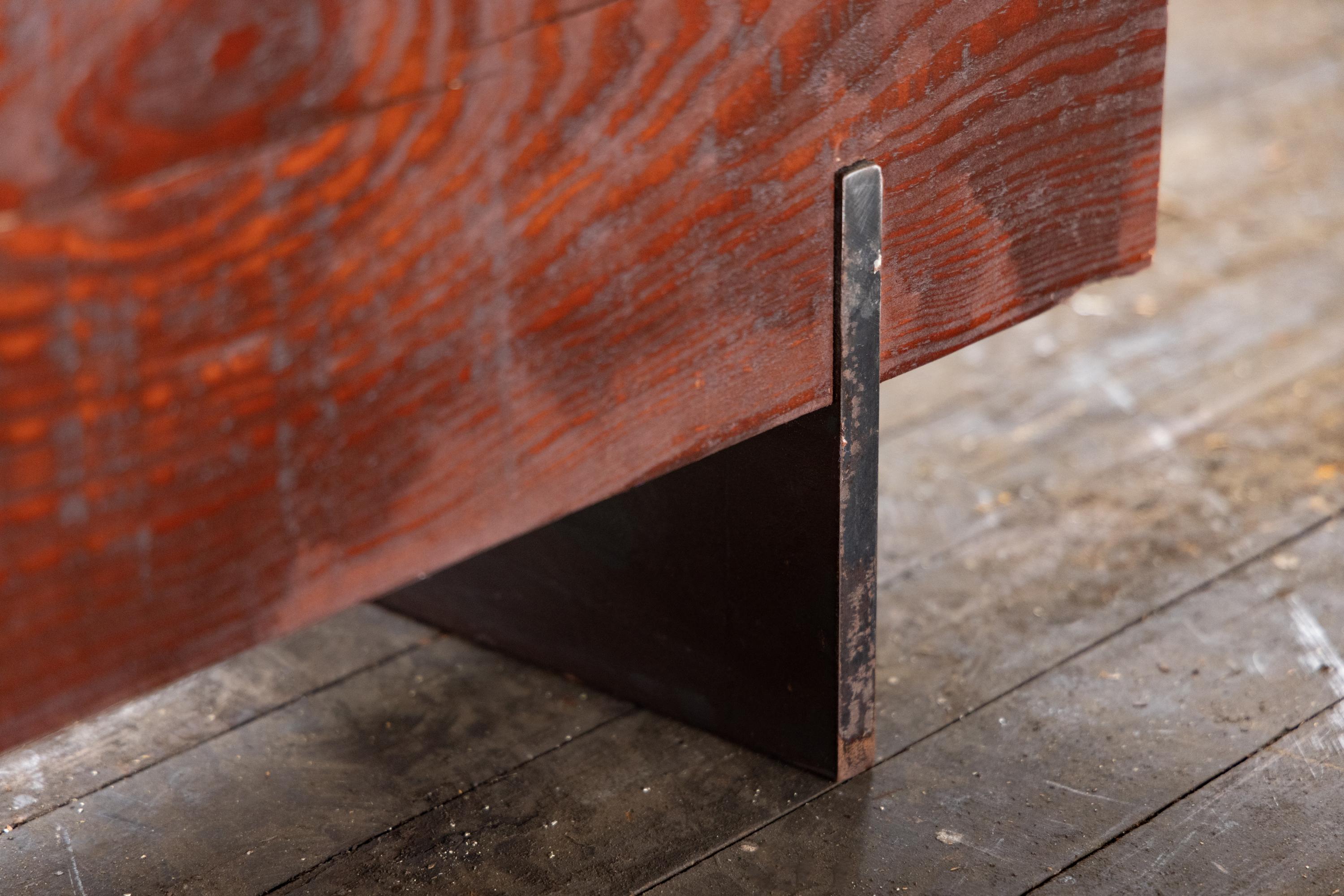 Rustique Banc rustique en poudre de verre  Pin teinté  Acier noirci  Sawyer d'Alabama en vente