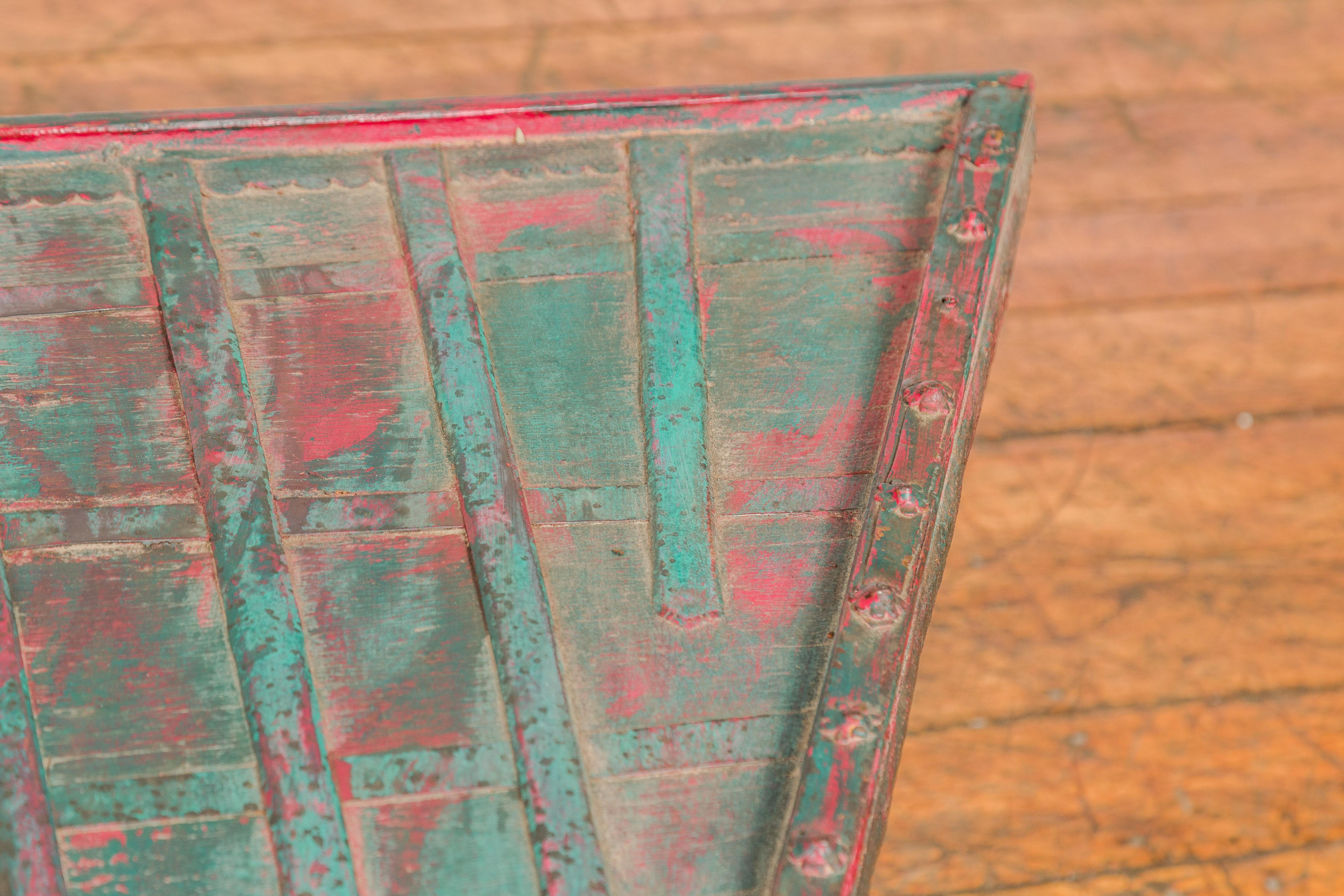 Rustikaler roter und grüner Couchtisch mit Trapezförmiger Platte und Eisenträgern im Angebot 6
