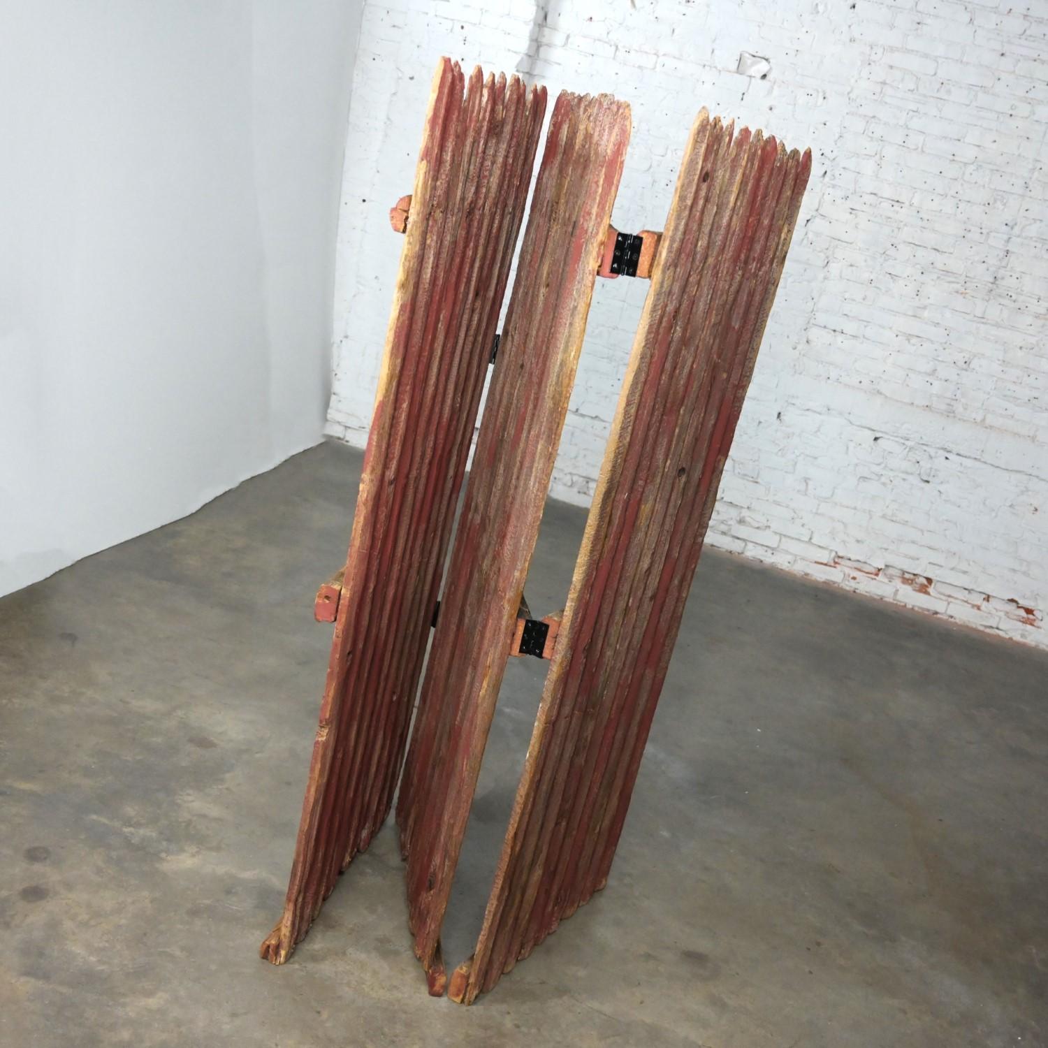 Biombo plegable de 3 paneles con valla de piquetes de Manchester en rojo rústico y natural envejecido en venta 7