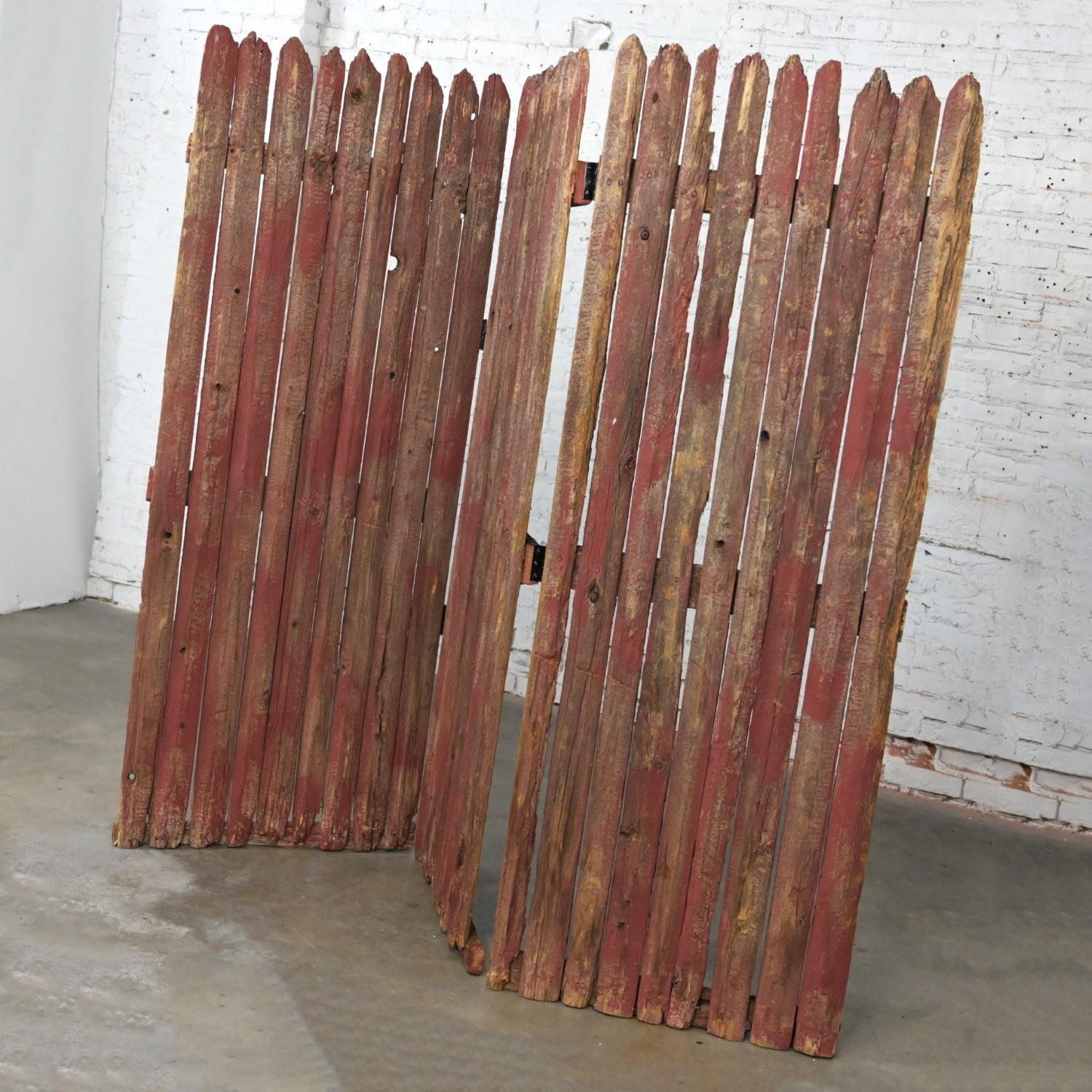 Handsome vintage Rustic red & natural distressed Manchester picket fence 3-panel folding screen with black metal hinges. Beautiful condition, keeping in mind that this is vintage and not new so will have signs of use and wear even if it has been