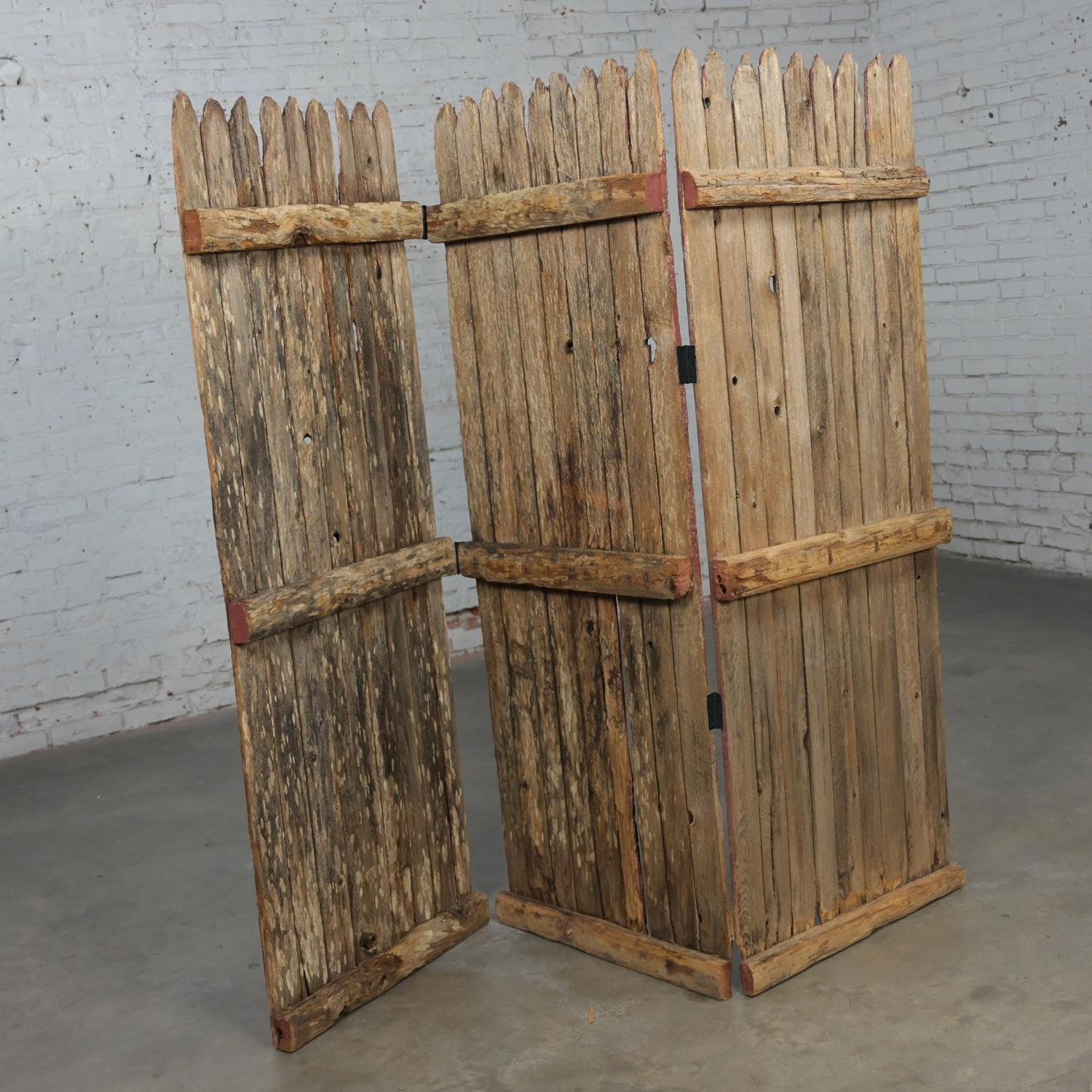 Rustikaler roter und natürlicher Distressed Manchester Picket-Fence 3-teiliger klappbarer Raumteiler (amerikanisch) im Angebot