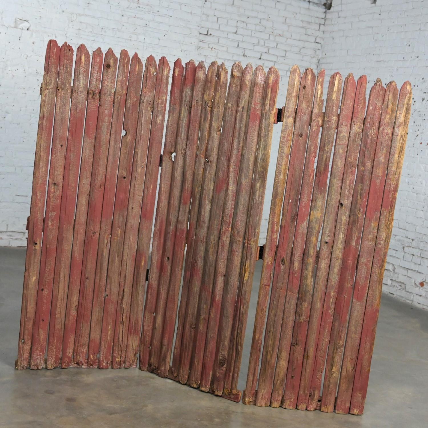 Rustic Red & Natural Distressed Manchester Picket Fence 3-Panel Folding Screen In Good Condition For Sale In Topeka, KS