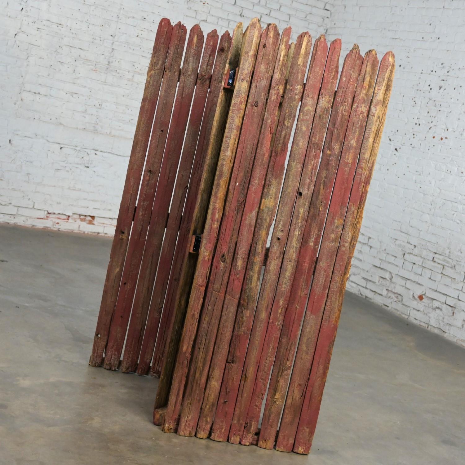 Biombo plegable de 3 paneles con valla de piquetes de Manchester en rojo rústico y natural envejecido siglo XX en venta