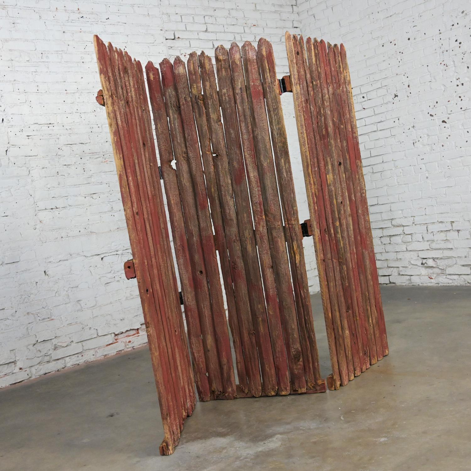 Biombo plegable de 3 paneles con valla de piquetes de Manchester en rojo rústico y natural envejecido Metal en venta