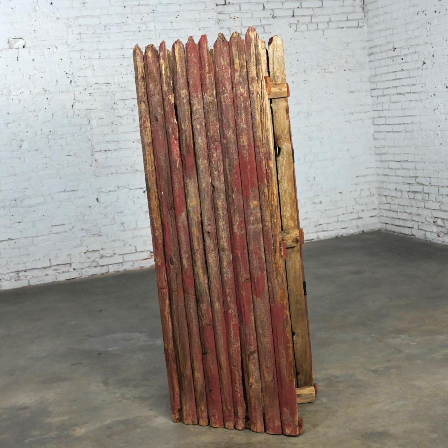 Biombo plegable de 3 paneles con valla de piquetes de Manchester en rojo rústico y natural envejecido en venta 1