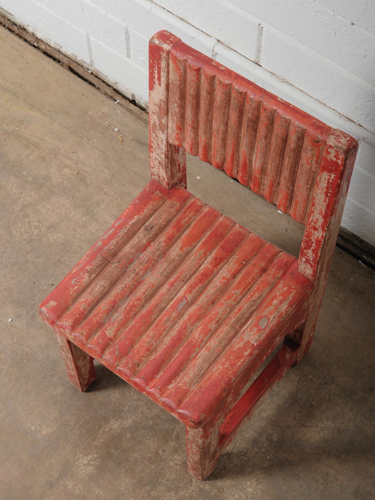 Rustikaler rot bemalter primitiver hölzerner Babystuhl (Gemalt) im Angebot