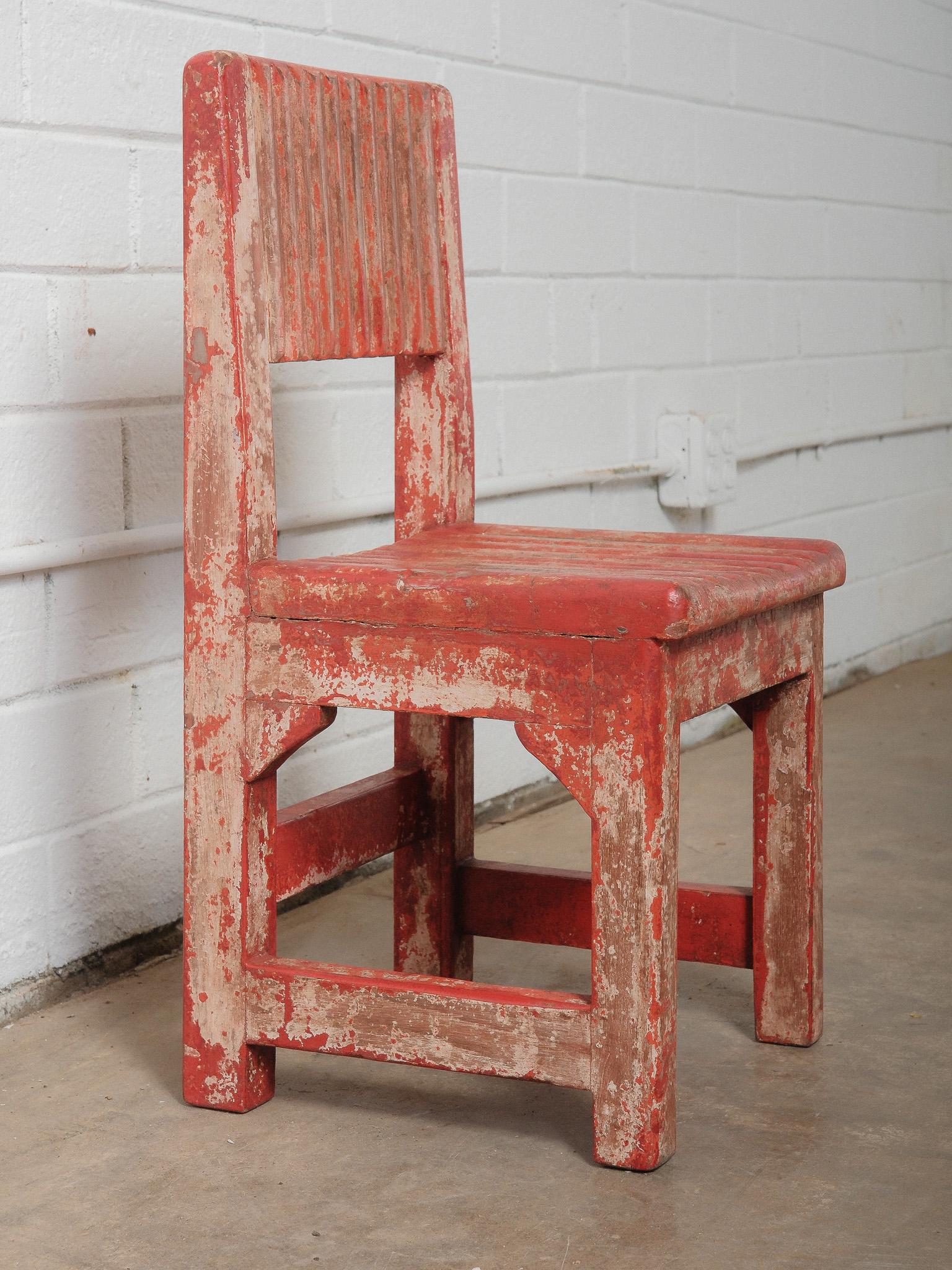 Rustikaler rot bemalter primitiver hölzerner Babystuhl im Zustand „Gut“ im Angebot in High Point, NC