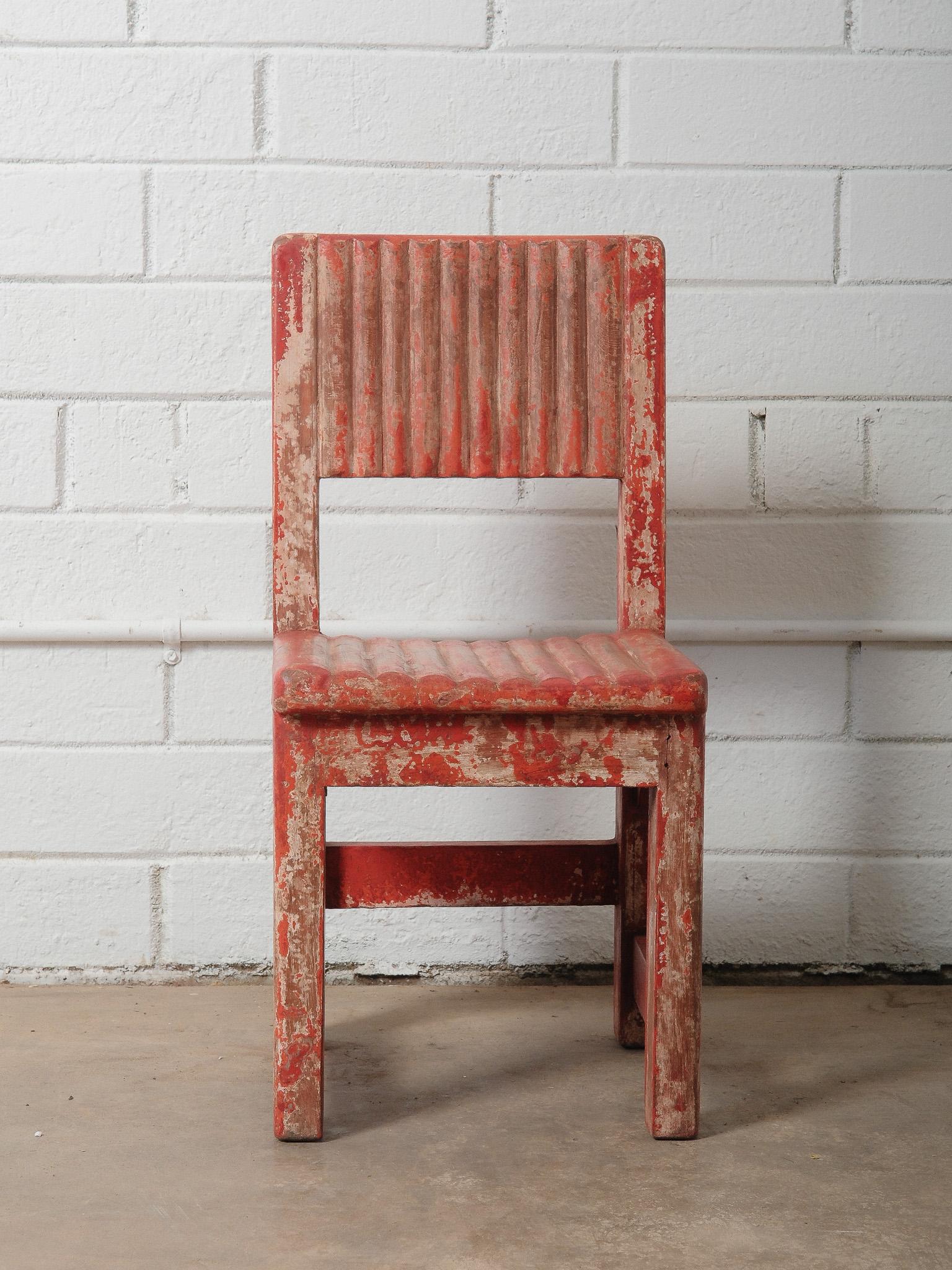 Rustikaler rot bemalter primitiver hölzerner Babystuhl (20. Jahrhundert) im Angebot