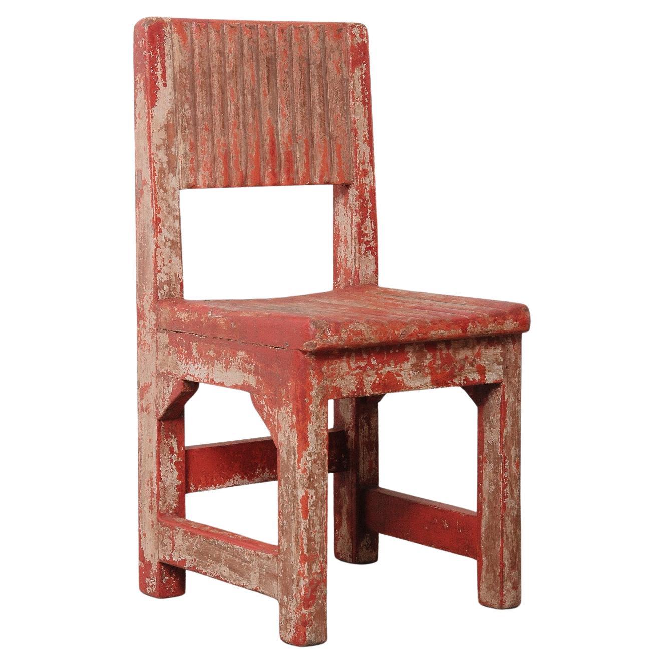 Rustikaler rot bemalter primitiver hölzerner Babystuhl