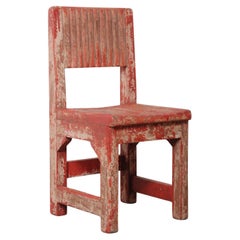 Rustikaler rot bemalter primitiver hölzerner Babystuhl
