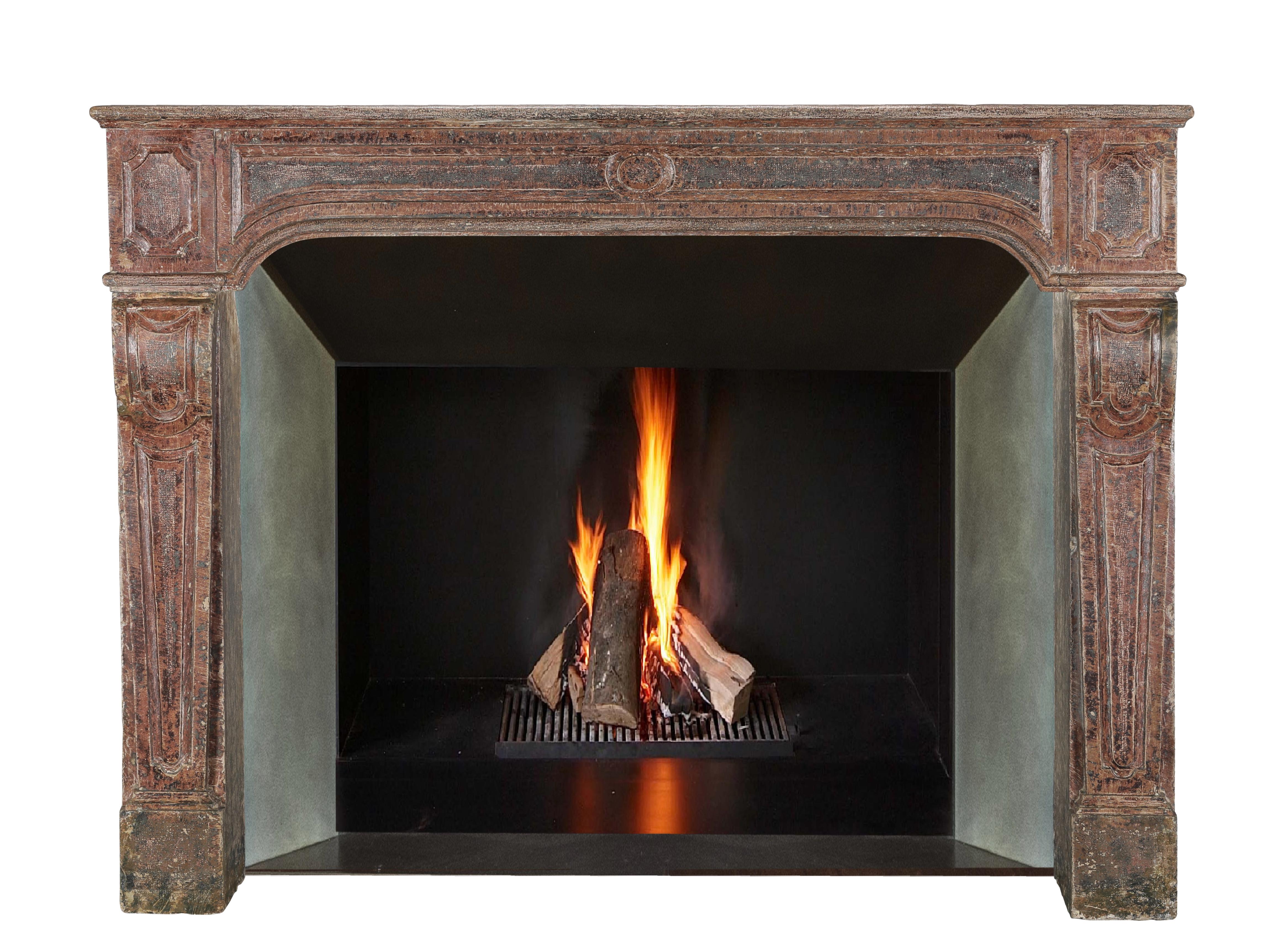 Entorno de chimenea antiguo francés. 
Este excepcional elemento decorativo es una pieza única para crear un interior auténtico. 
Tiene la pátina original y finos detalles de talla que datan de la época del siglo XVIII. Las diferentes capas