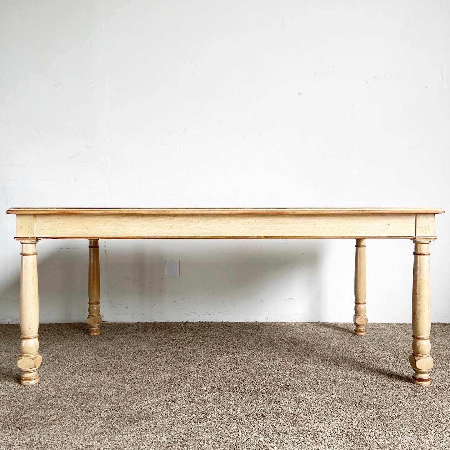 Américain Table de salle à manger rustique Regency Chic en bois lavé blanc en vente