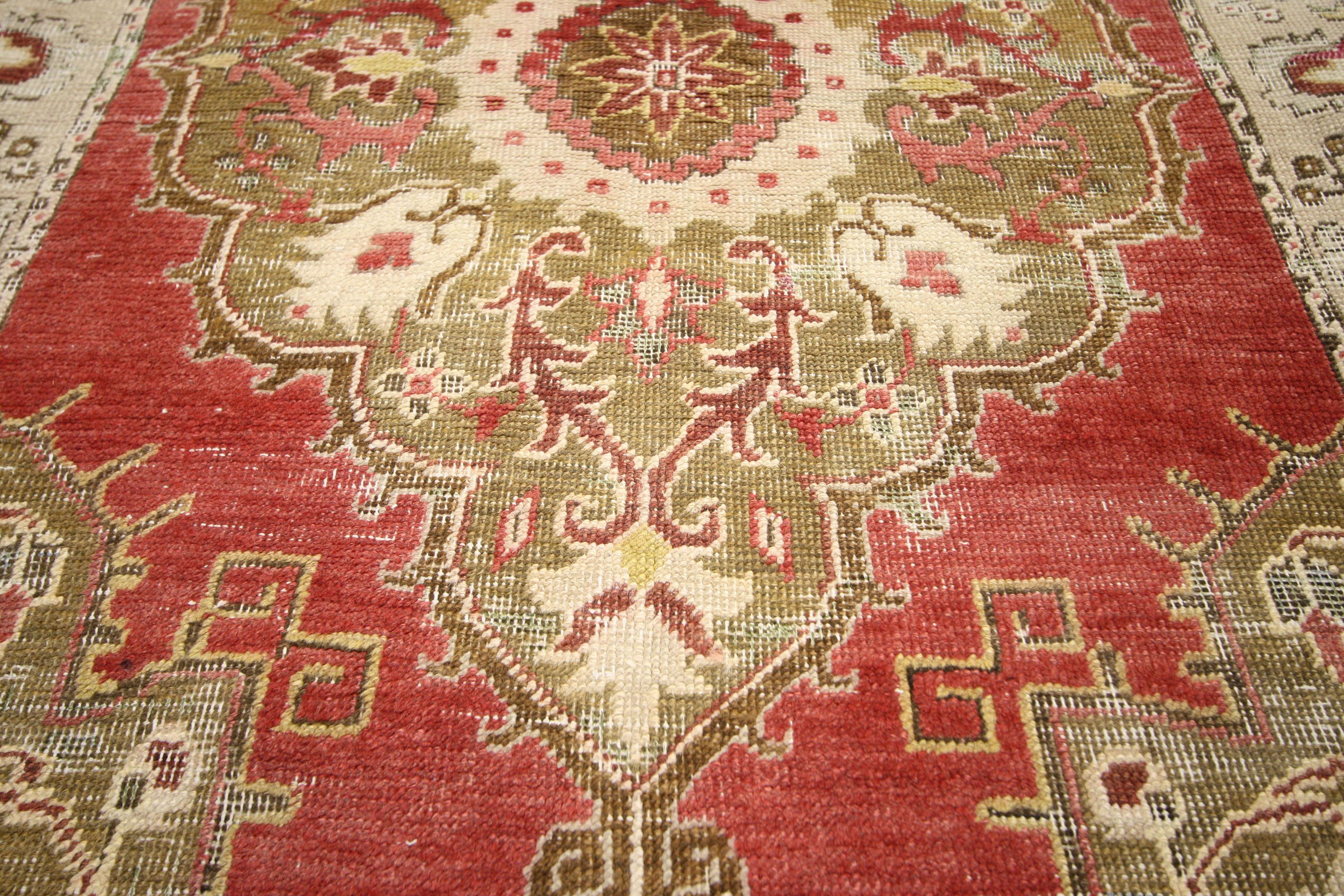 52326, rustikaler türkischer Oushak-Teppich im Rokoko-Stil, Eingangsteppich oder Foyer. Launenhaftigkeit, rustikaler Rokoko-Stil und Romantik treffen in diesem handgeknüpften, in die Jahre gekommenen türkischen Oushak-Teppich aus Wolle aufeinander.
