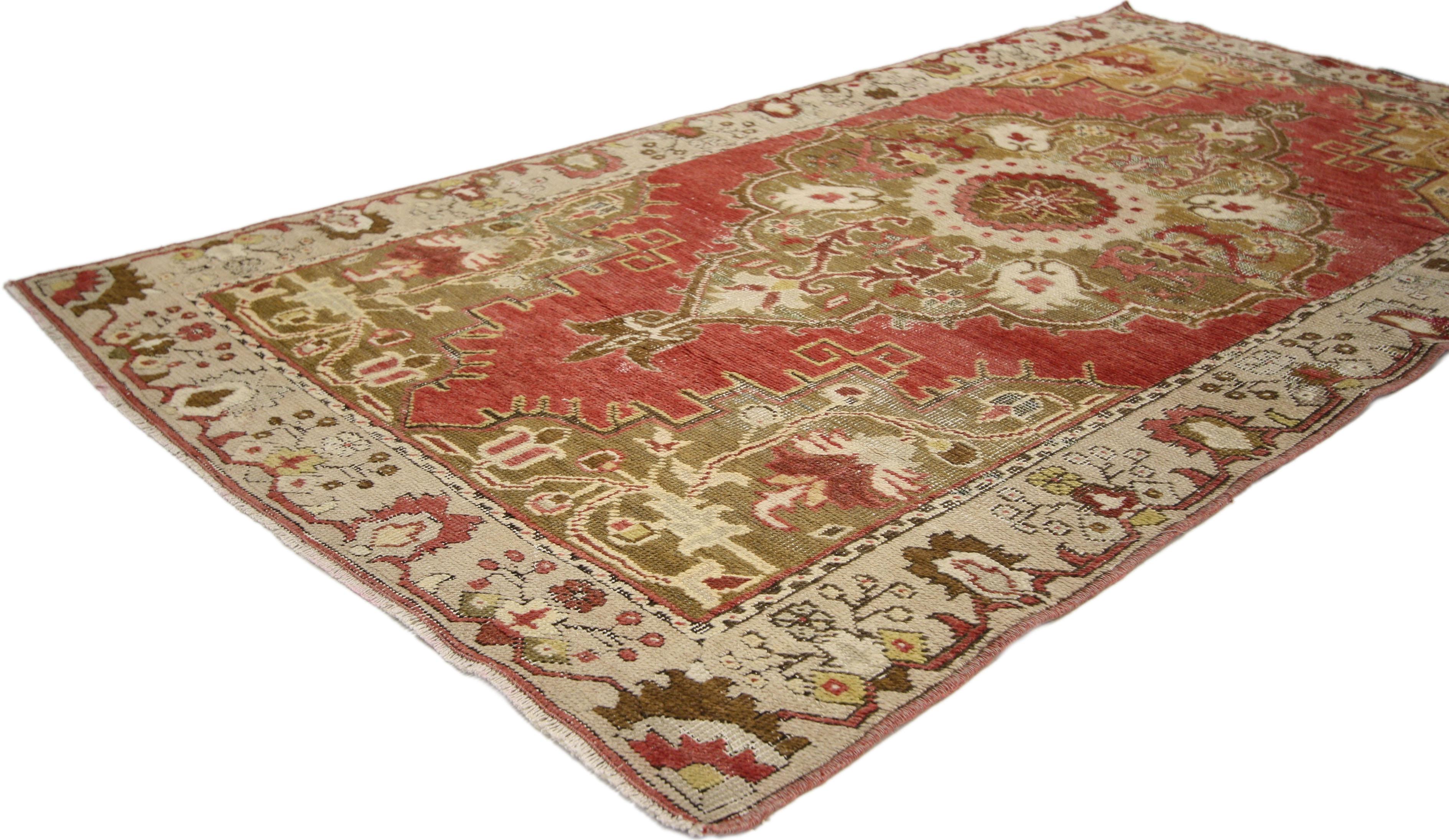 Rustikaler türkischer Oushak-Teppich im Rokoko-Stil im Distressed Vintage-Stil, Eingangs- oder Foyer-Teppich (Türkisch) im Angebot
