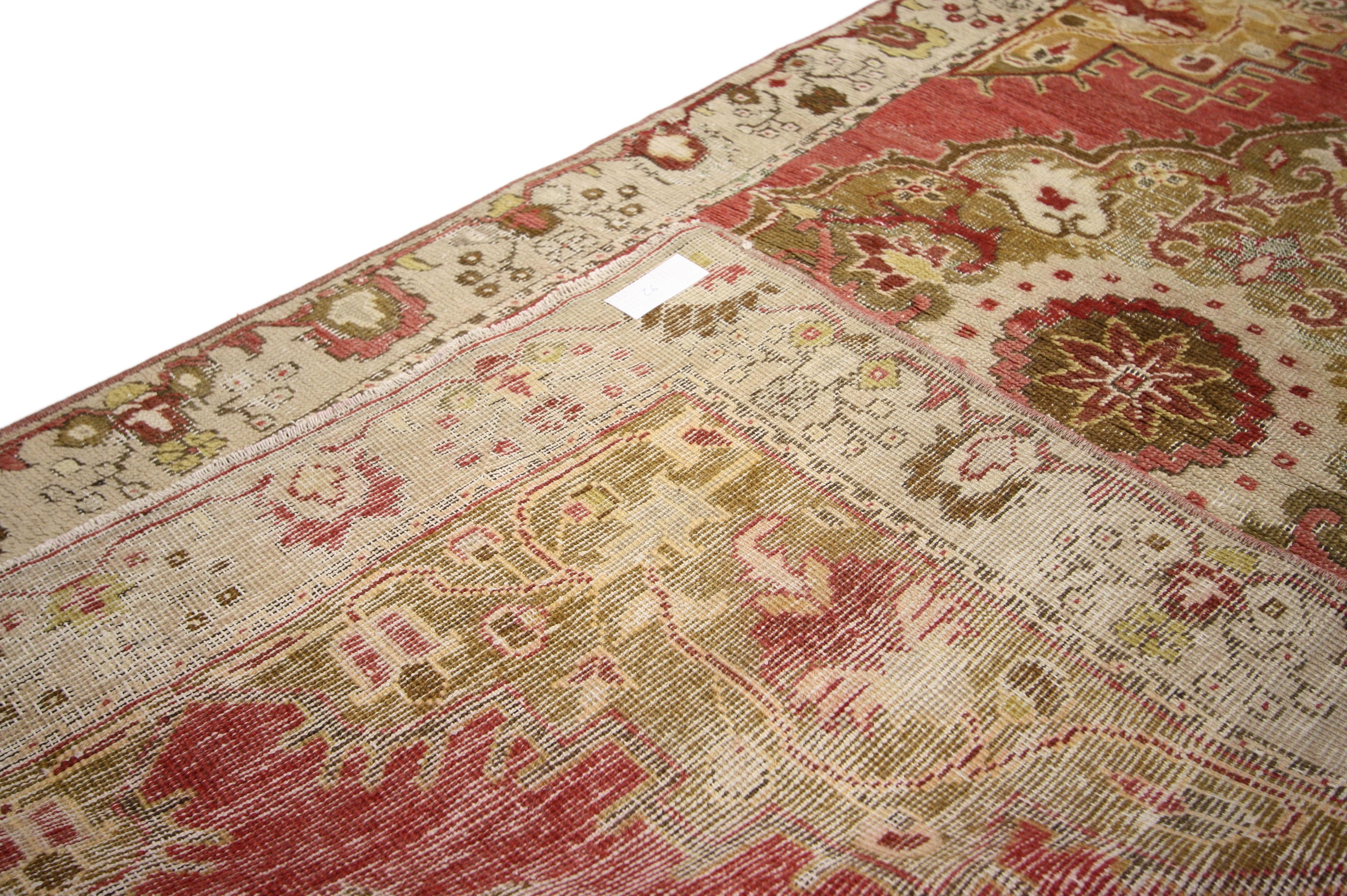 Rustikaler türkischer Oushak-Teppich im Rokoko-Stil im Distressed Vintage-Stil, Eingangs- oder Foyer-Teppich im Zustand „Starke Gebrauchsspuren“ im Angebot in Dallas, TX