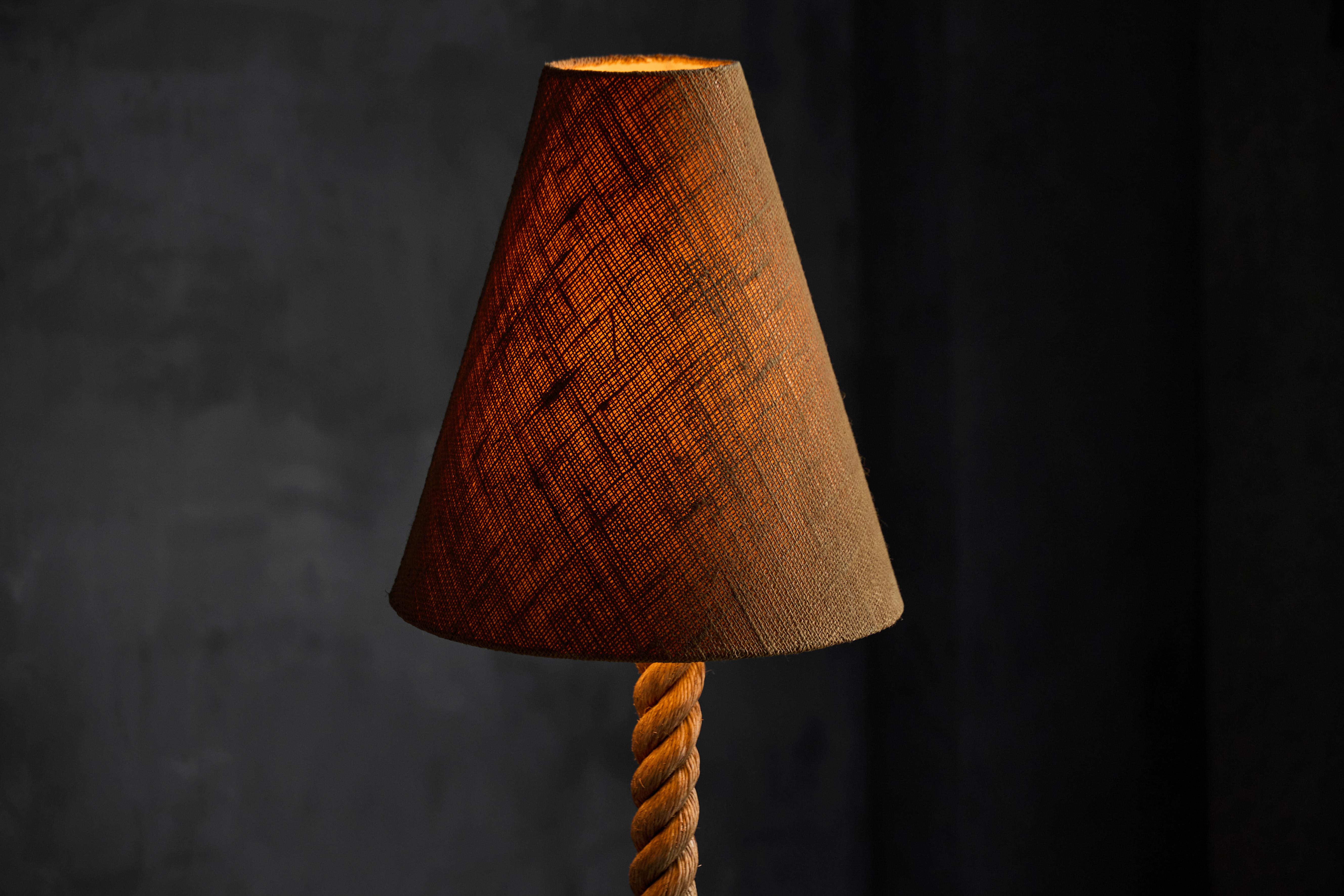 Lampada da terra rustica in corda con paralume in iuta, Francia, anni '70 In condizioni buone in vendita a Antwerp, BE