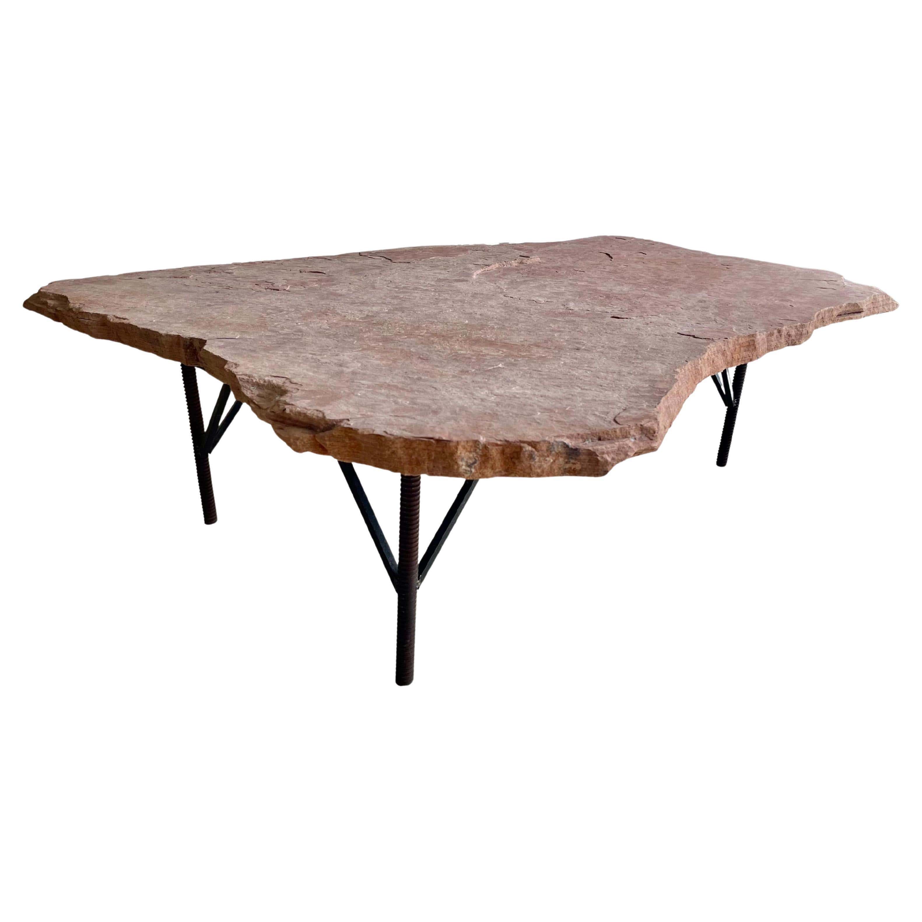 Tavolino da caffè rustico in pietra arenaria Rosa, rialzato su gambe in ferro