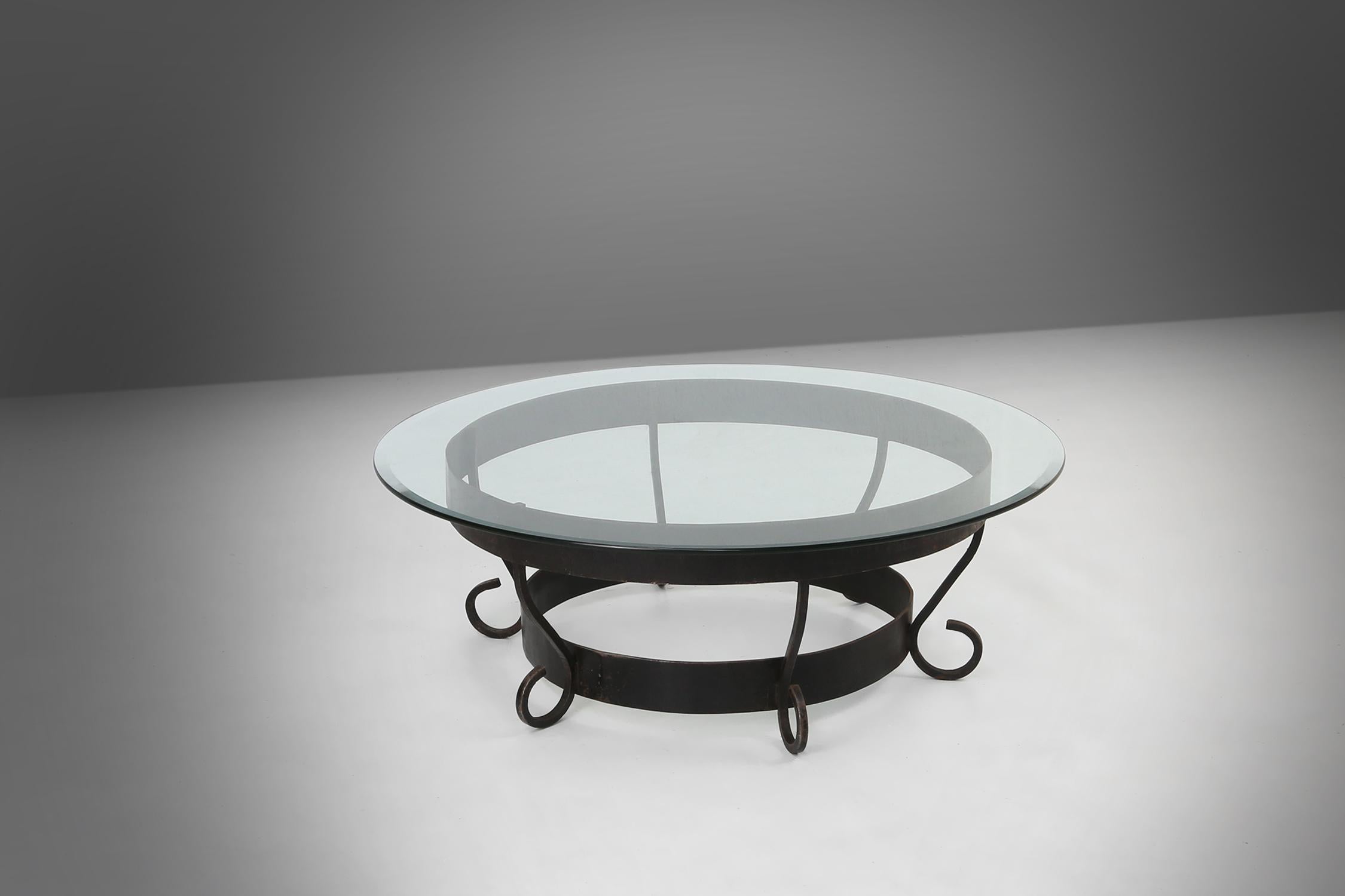 Table basse ronde rustique avec base en fer forgé et plateau en verre, France, années 1930 en vente 2