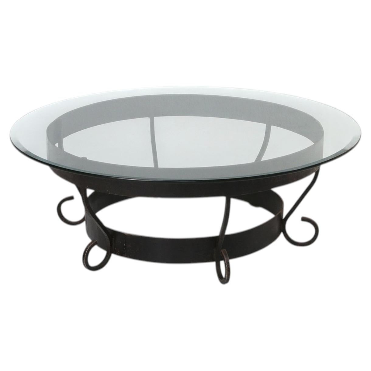 Table basse ronde rustique avec base en fer forgé et plateau en verre, France, années 1930