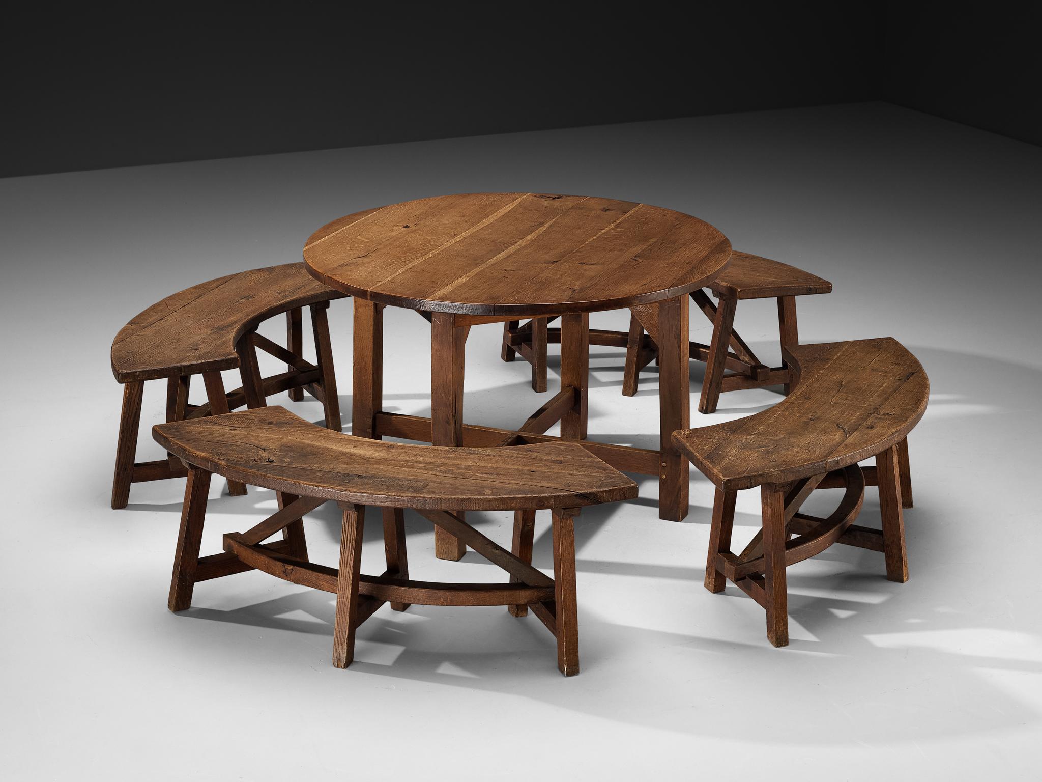 Mesa con bancos, roble macizo, Europa, años 50

Conjunto provincial tallado a mano, que encarna el equilibrio perfecto entre el encanto rústico y la sensación de robustez. Su grueso tablero circular de roble revela la veta orgánica de la madera,