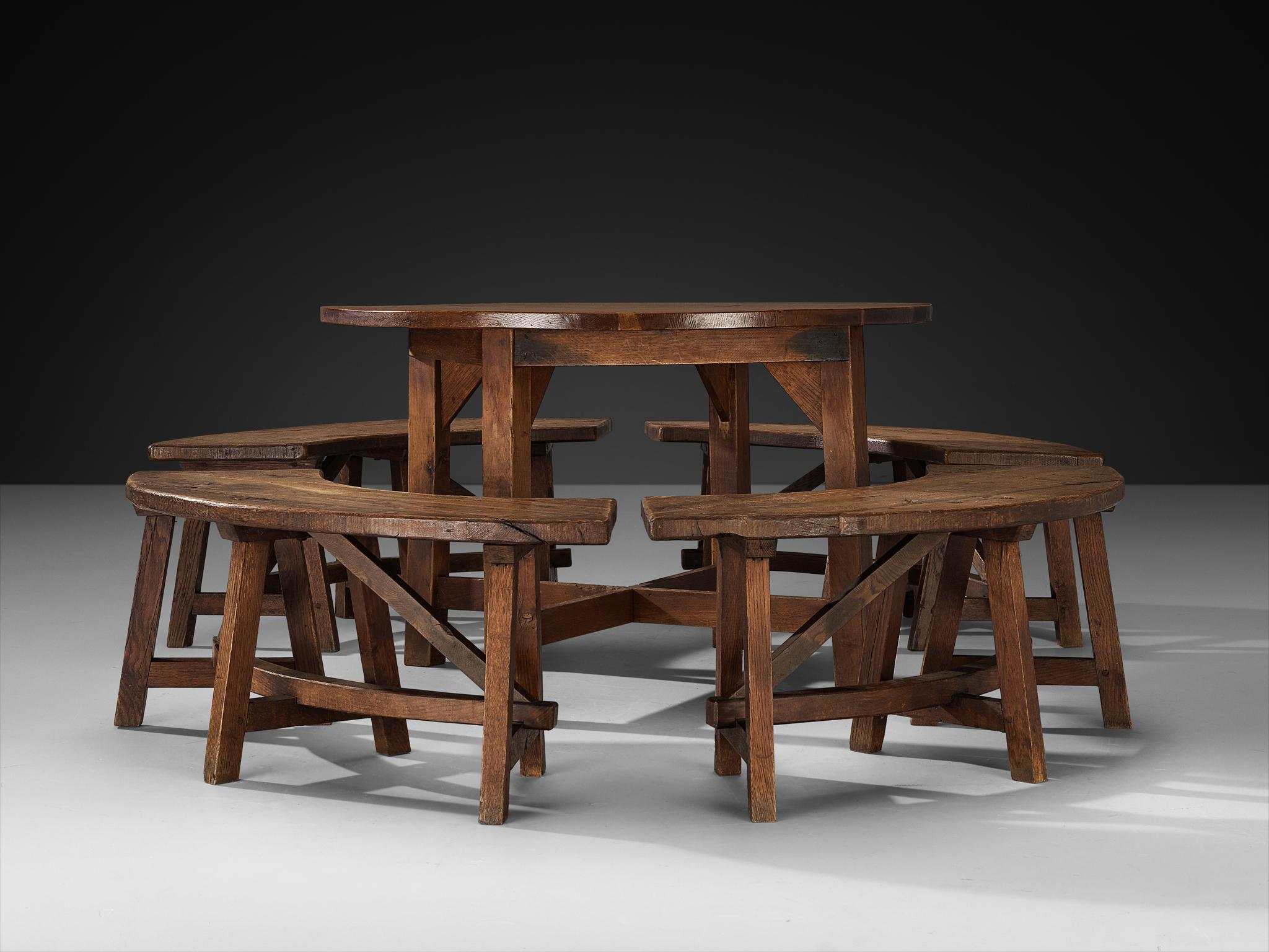 Mesa de Comedor Redonda Rústica con Bancos en Roble Macizo en Bueno estado para la venta en Waalwijk, NL
