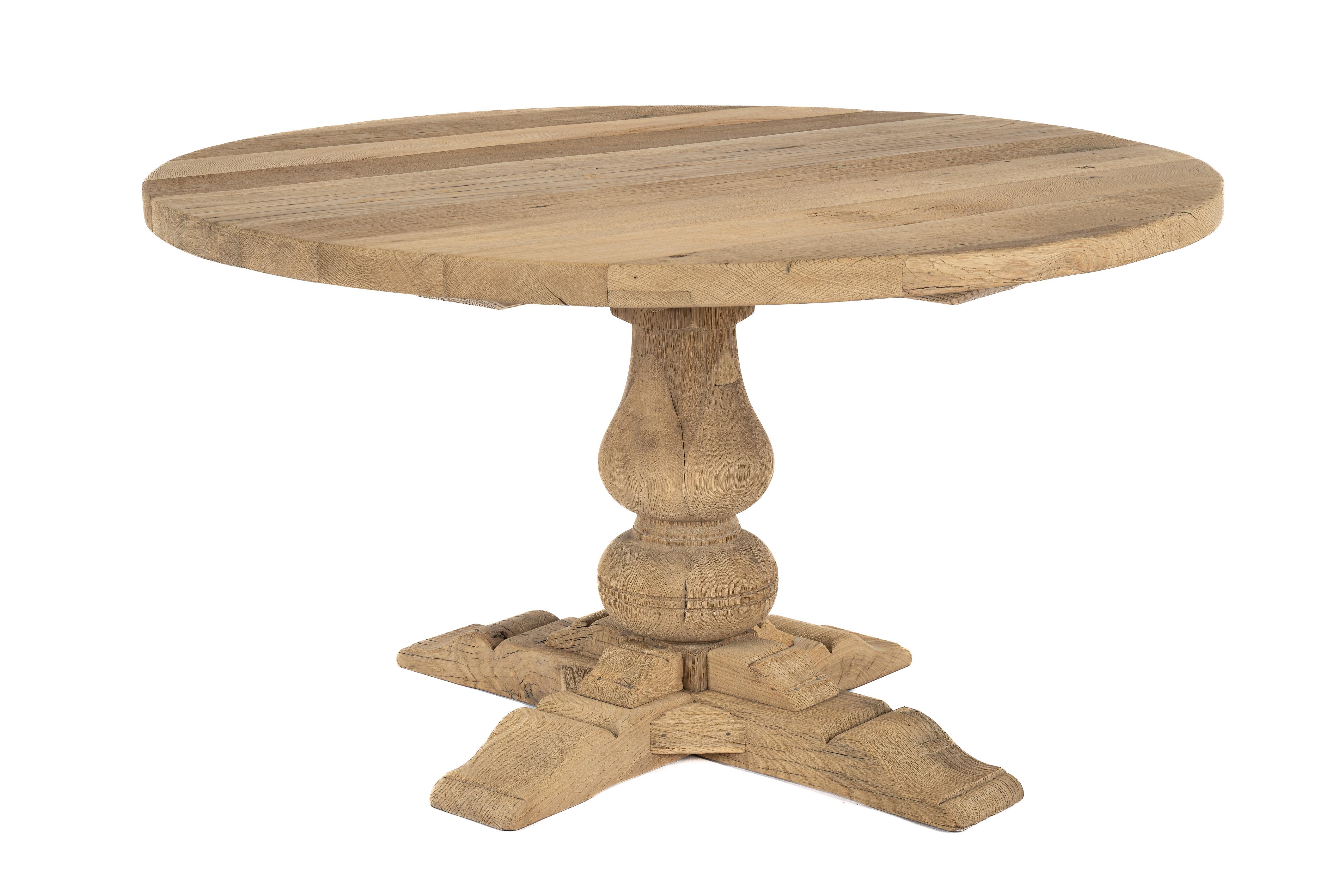 Dieser runde Tisch wurde in den späten 1960er Jahren aus wiedergewonnenem Eichenholz gefertigt. Das Eichenholz stammt aus alten Fachwerkhäusern in Deutschland, wo es jahrhundertelang der Witterung ausgesetzt war. Durch diese Exposition hat das Holz