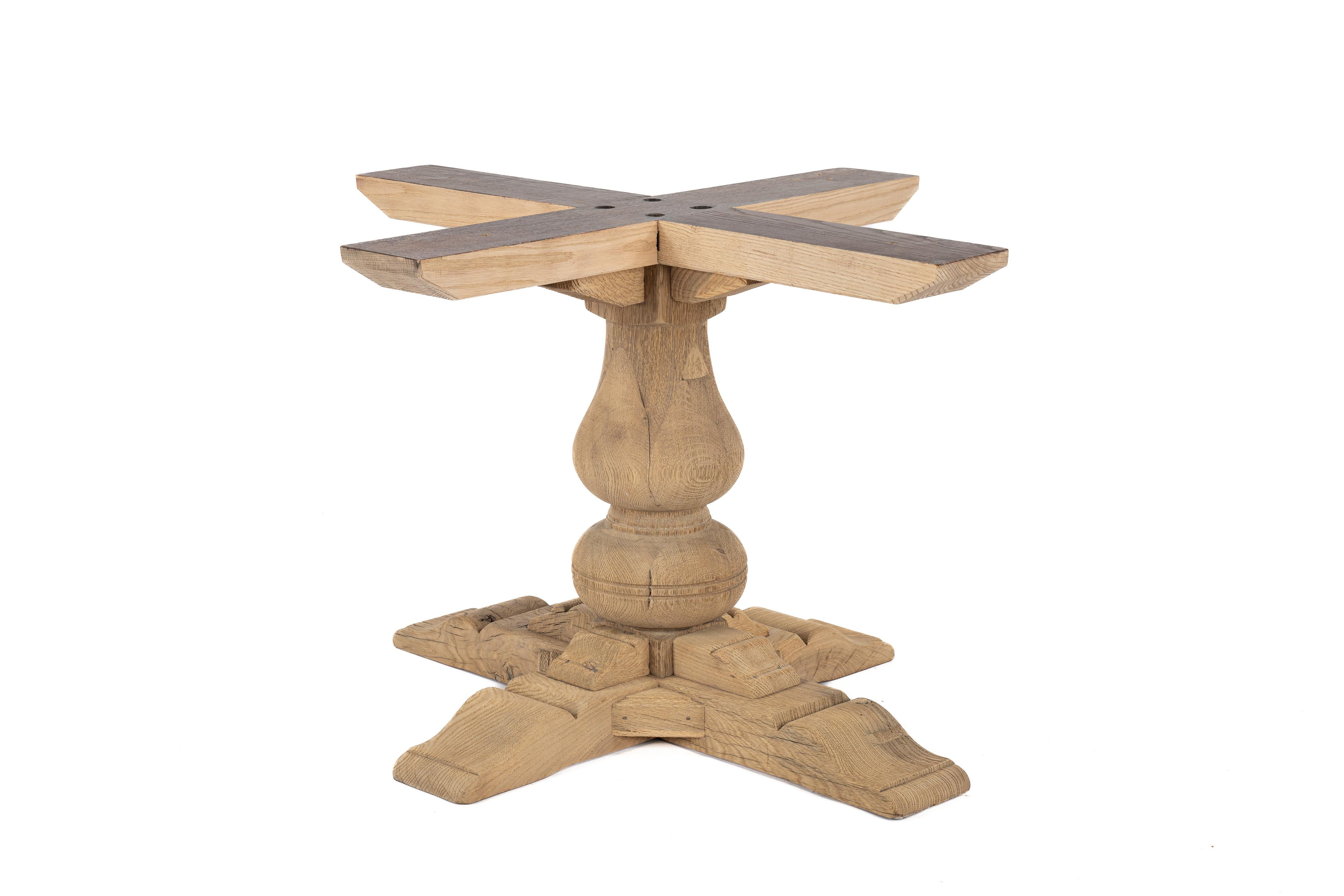 Néerlandais Table ronde rustique en chêne massif récupéré et patiné sur une colonne centrale. en vente