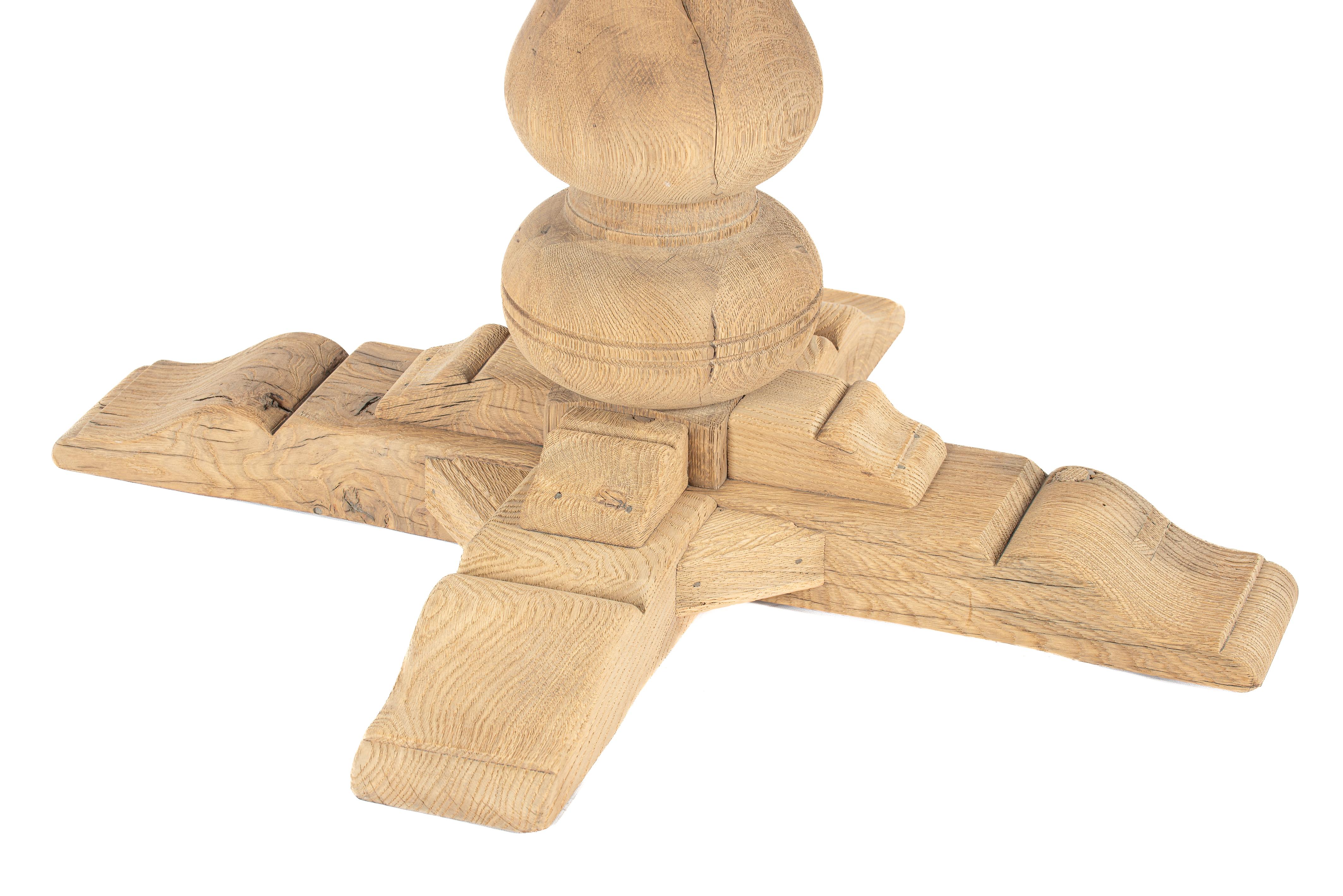 Tourné Table ronde rustique en chêne massif récupéré et patiné sur une colonne centrale. en vente