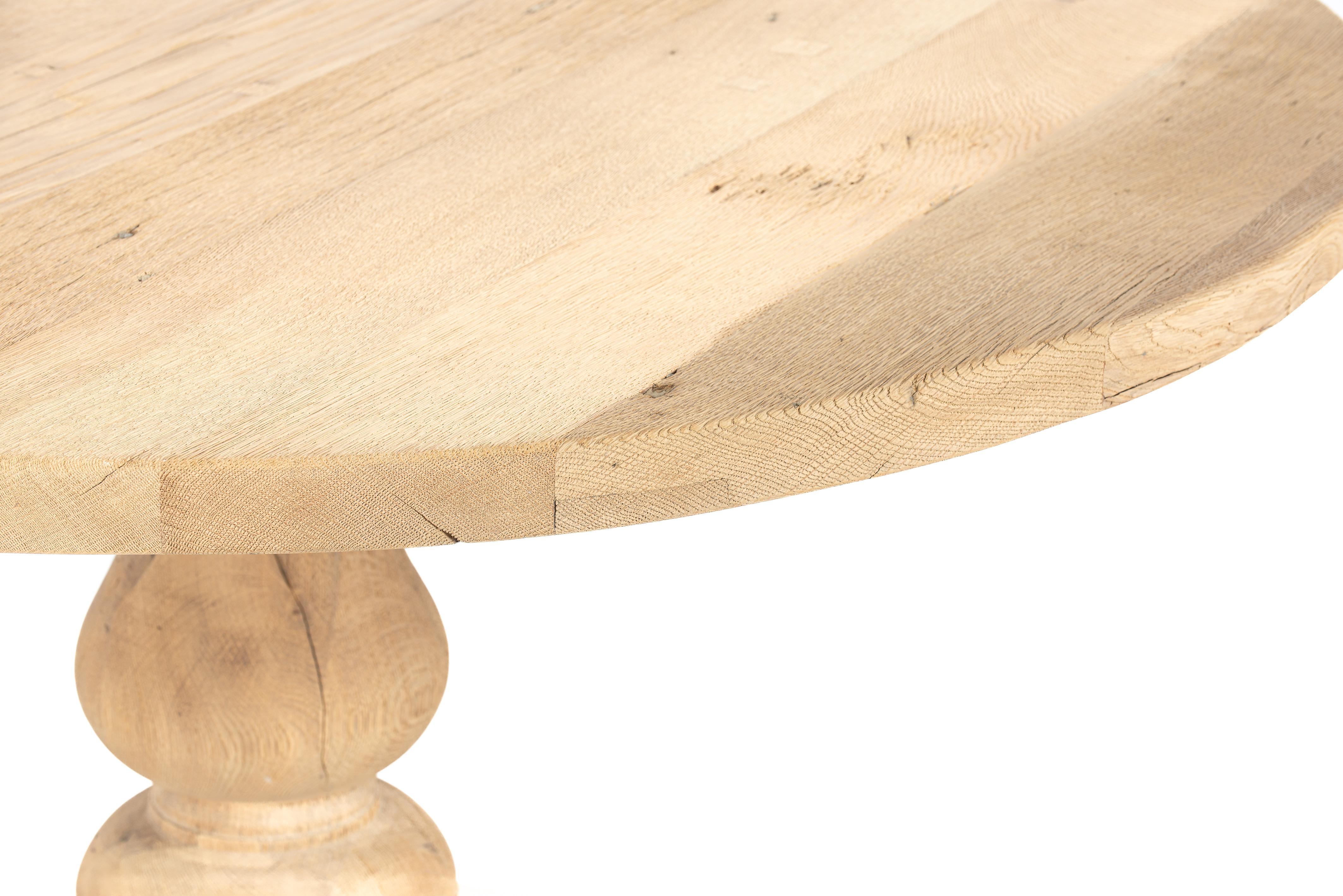 Rustikaler runder Tisch aus massiver, aufgearbeiteter und verwitterter Eiche auf einer zentralen Säule im Zustand „Gut“ im Angebot in Casteren, NL