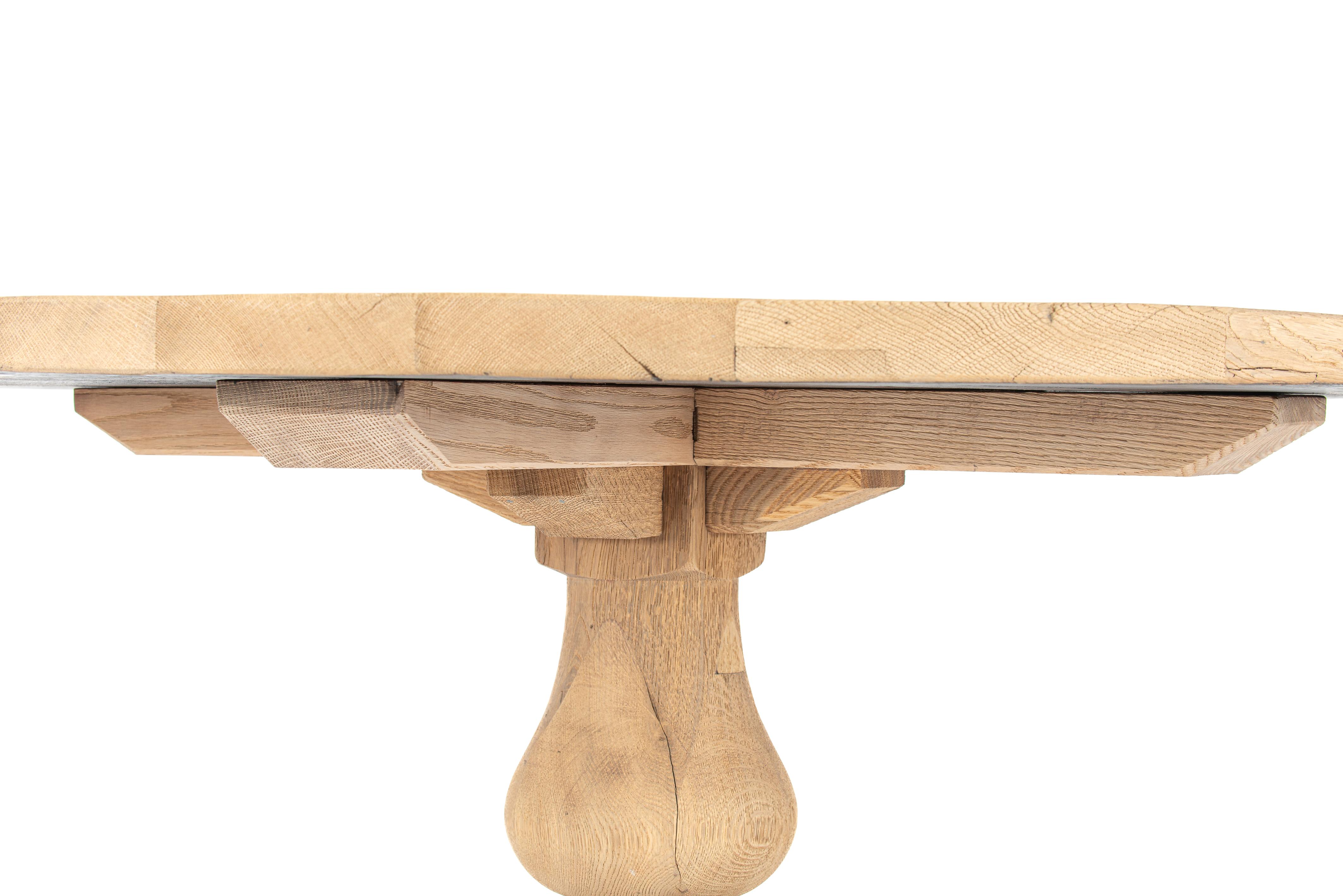 Rustikaler runder Tisch aus massiver, aufgearbeiteter und verwitterter Eiche auf einer zentralen Säule (20. Jahrhundert) im Angebot