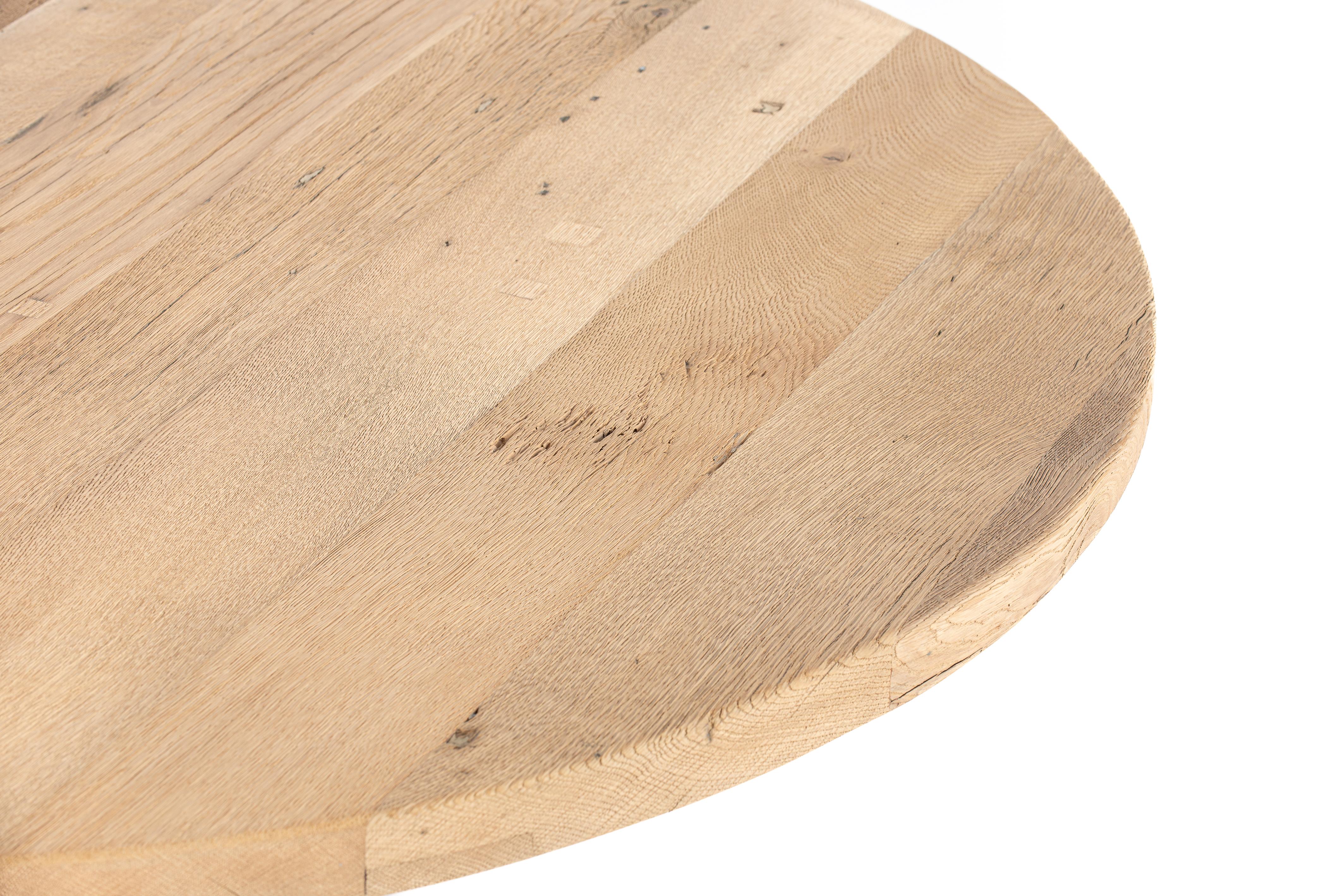 Rustikaler runder Tisch aus massiver, aufgearbeiteter und verwitterter Eiche auf einer zentralen Säule (Eichenholz) im Angebot