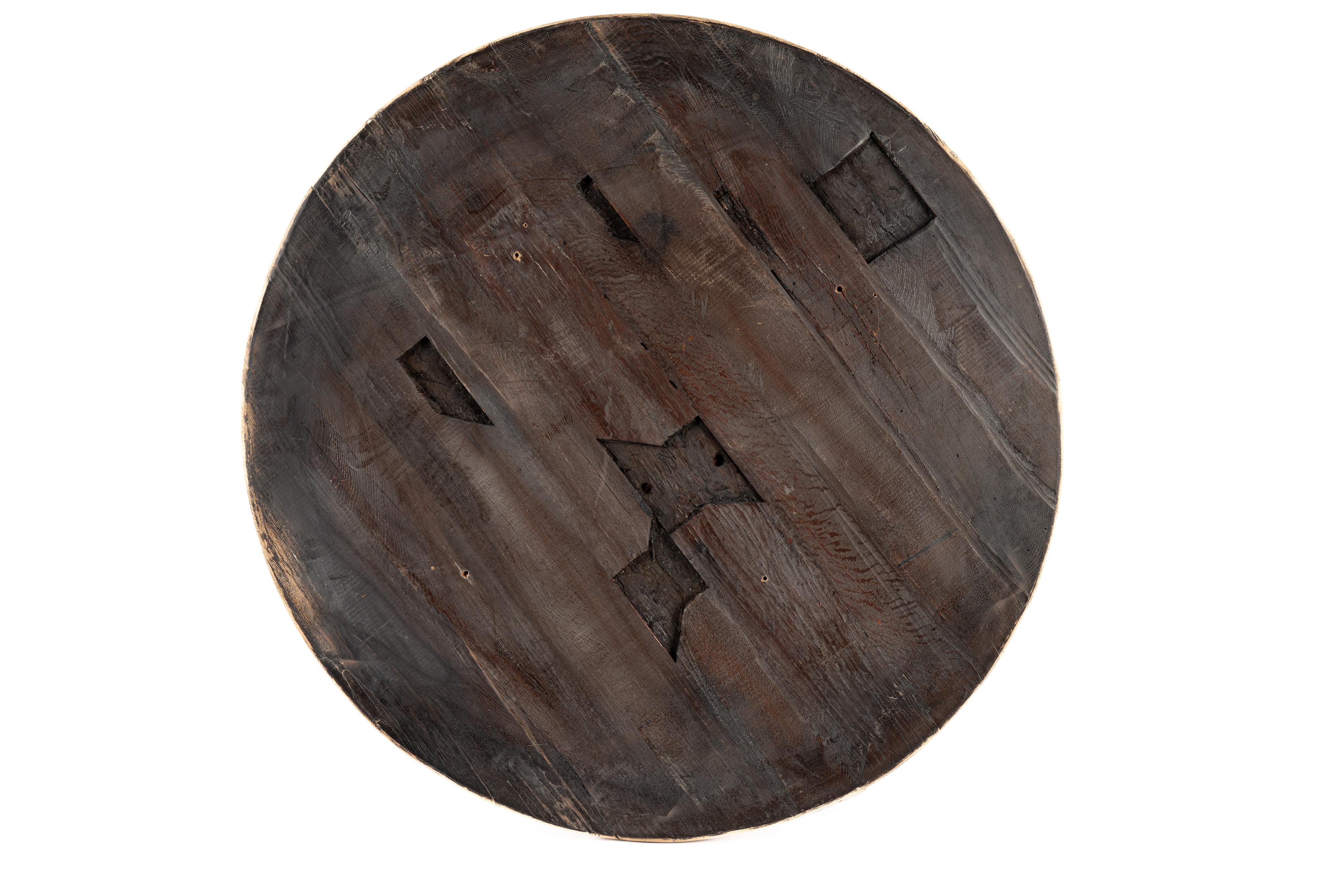 Table ronde rustique en chêne massif récupéré et patiné sur une colonne centrale. en vente 1