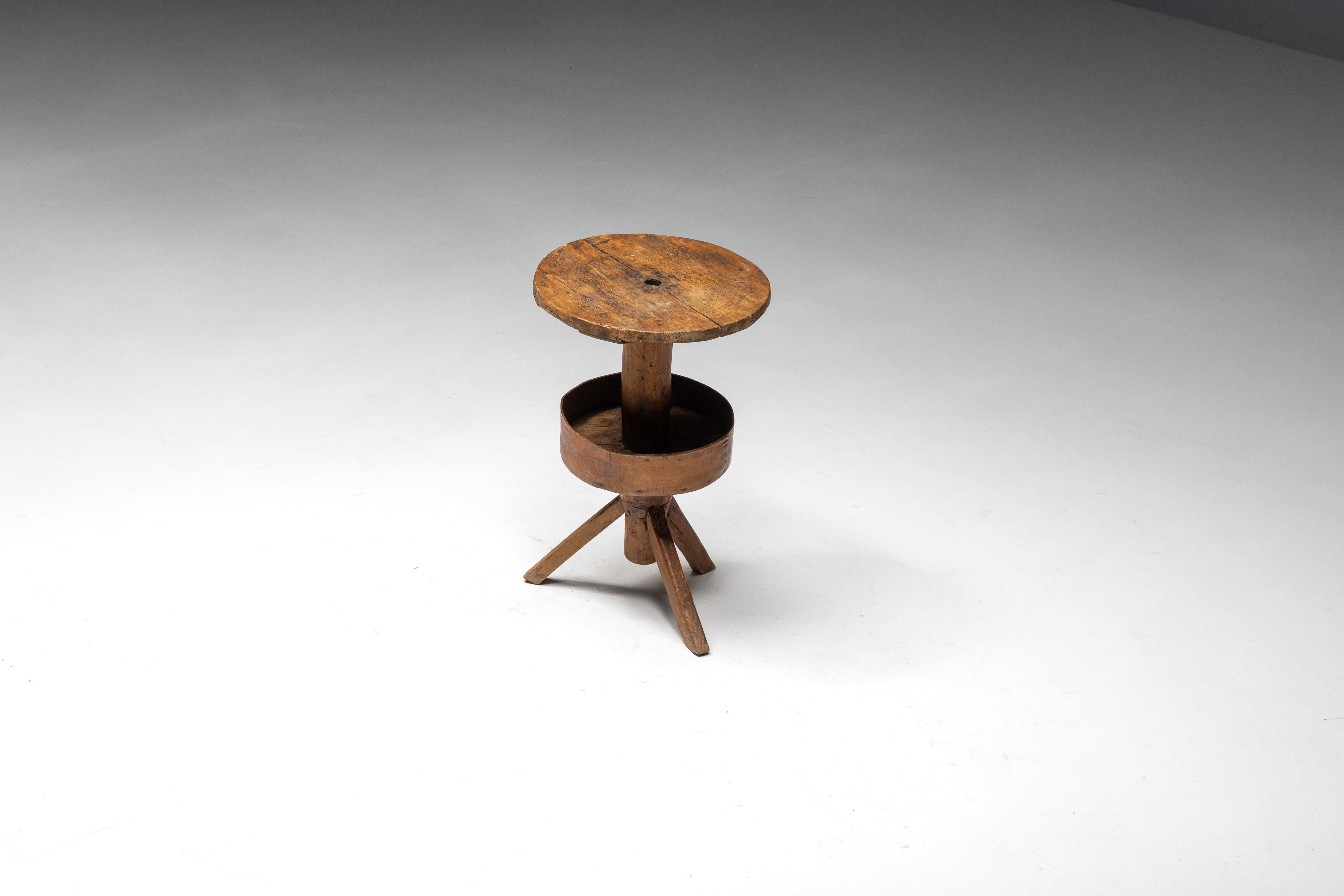 Français Table d'appoint ronde rustique à trois pieds, France, 19ème siècle en vente