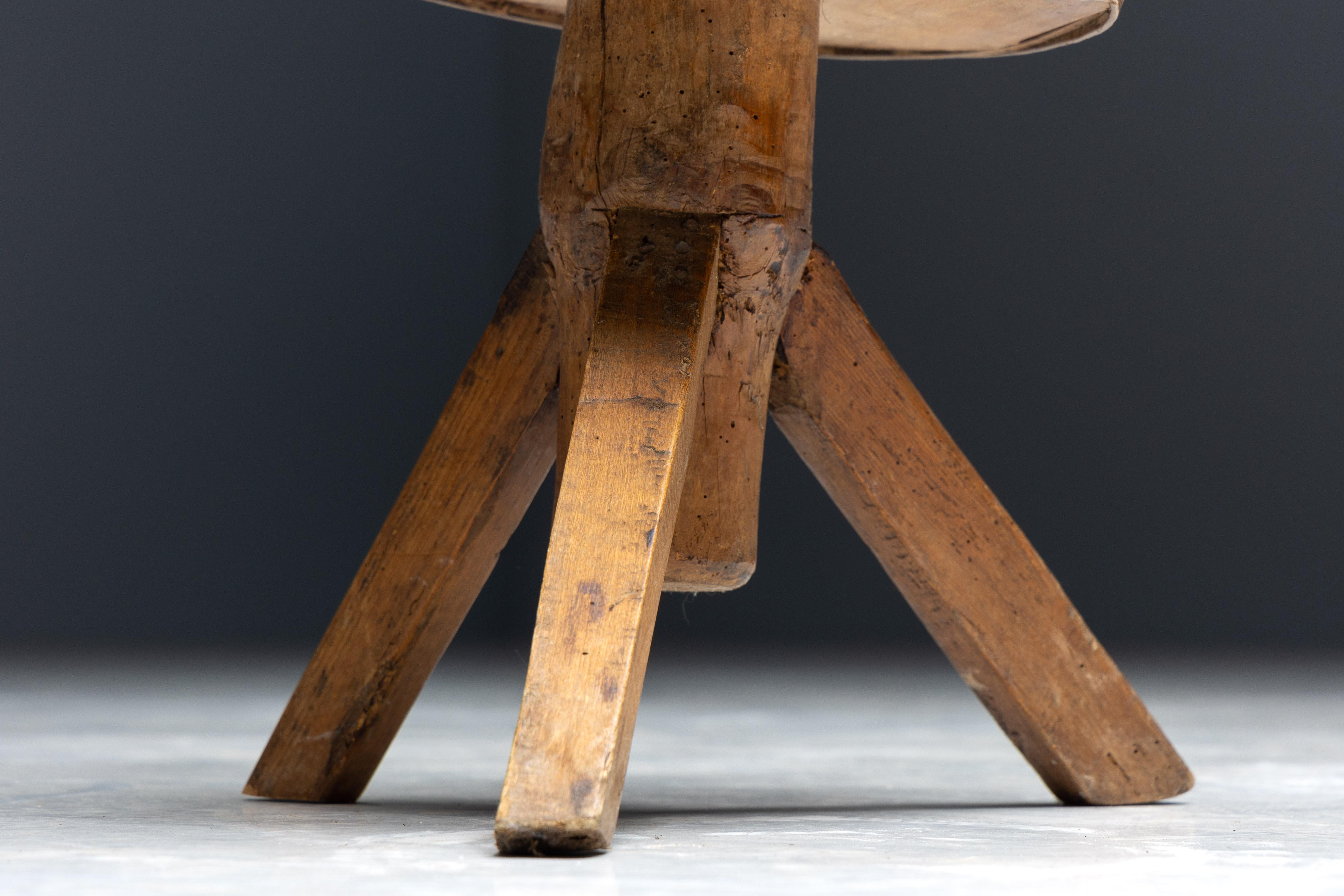 XIXe siècle Table d'appoint ronde rustique à trois pieds, France, 19ème siècle en vente