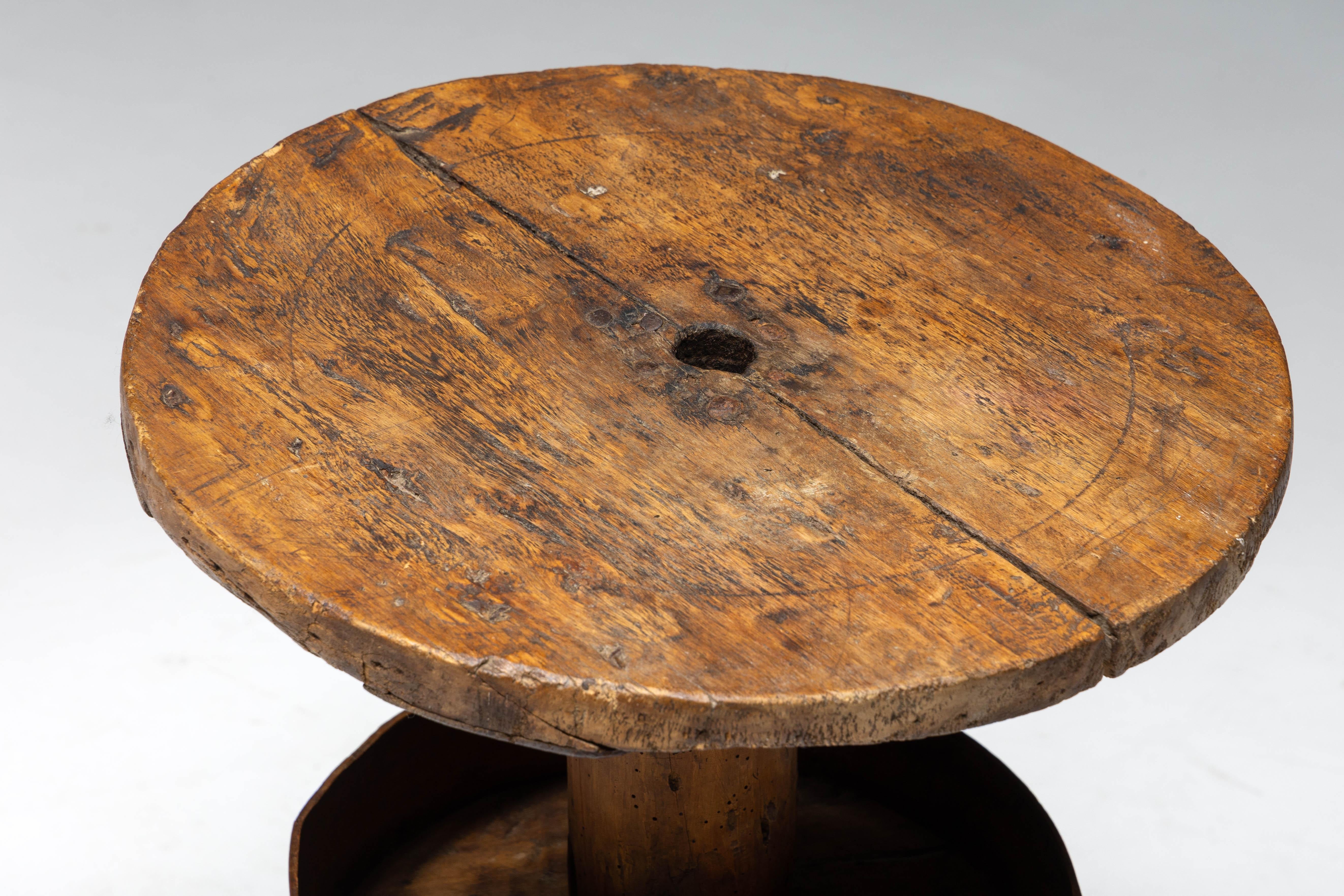 Bois Table d'appoint ronde rustique à trois pieds, France, 19ème siècle en vente