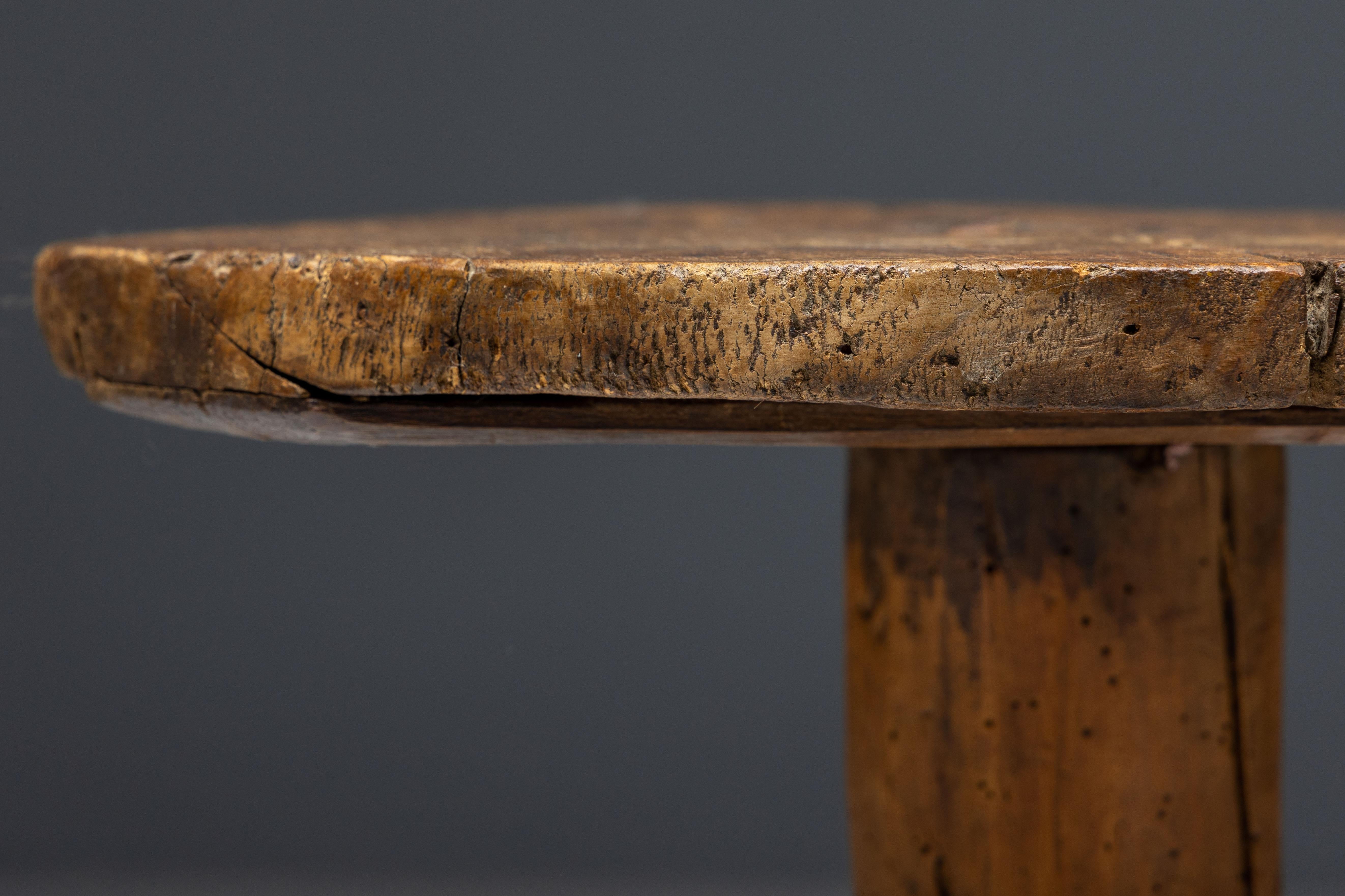 Table d'appoint ronde rustique à trois pieds, France, 19ème siècle en vente 1