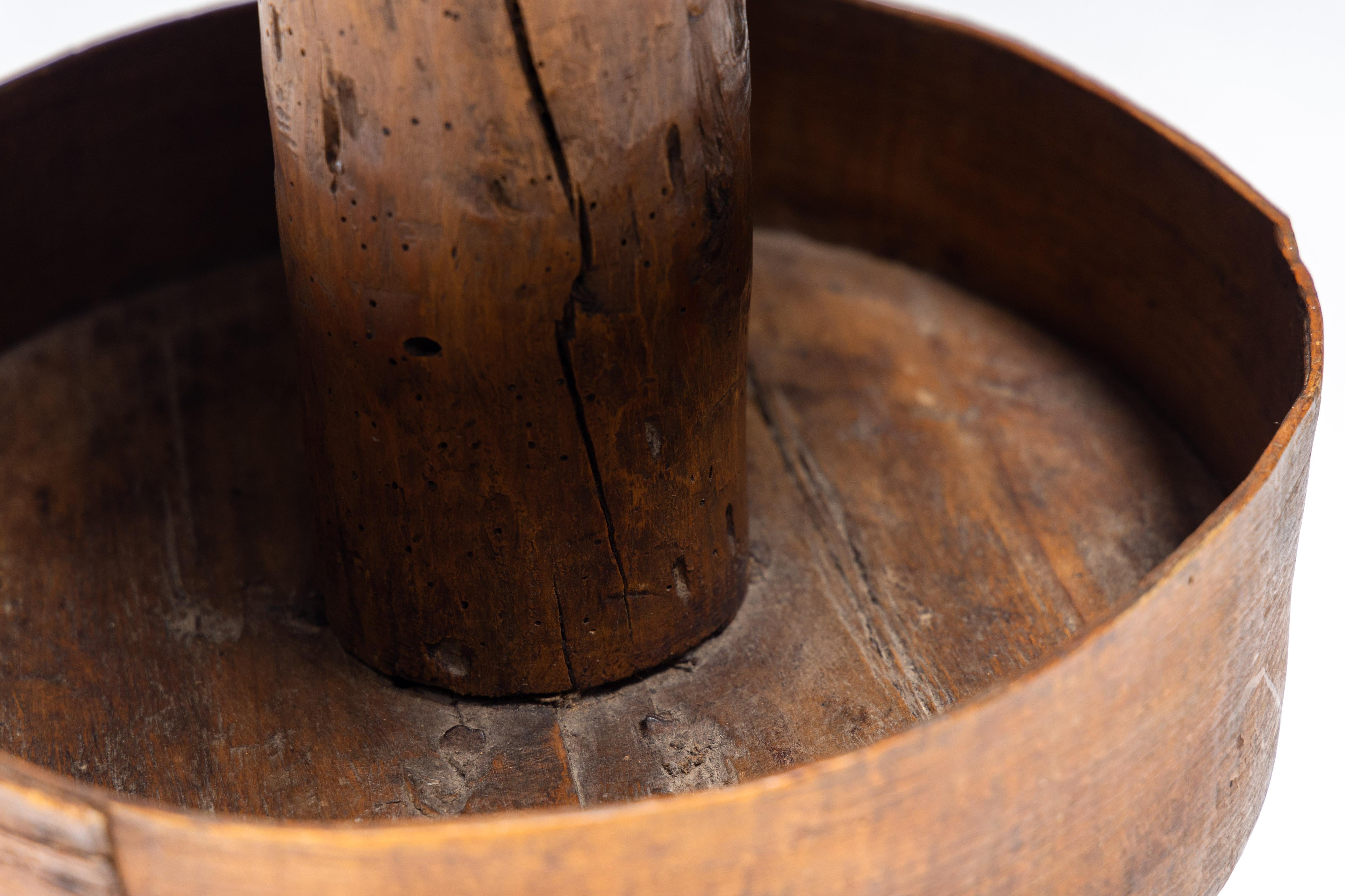 Table d'appoint ronde rustique à trois pieds, France, 19ème siècle en vente 2